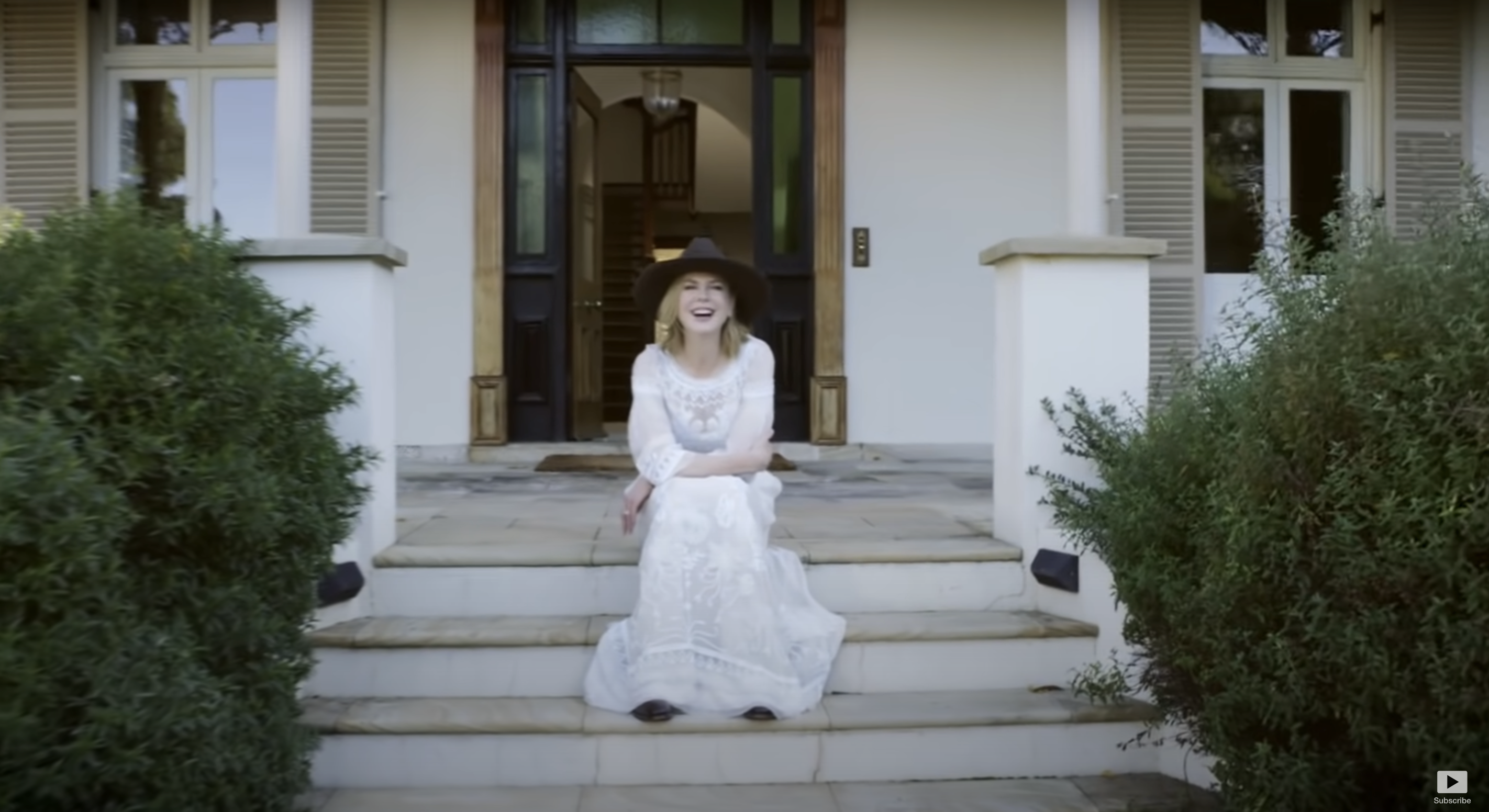 Nicole Kidman sitting on the steps of her Bunyan home, as seen in a video dated July 20, 2015 | Source: youtube.com/Vogue