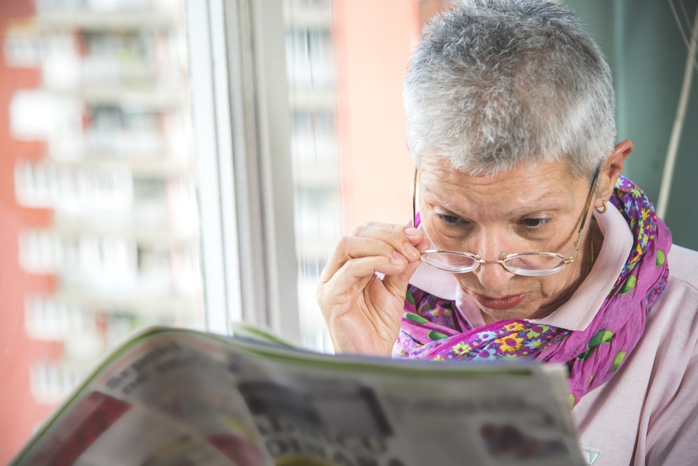 Mujer mayor con dificultades de lectura. Fuente: Shutterstock