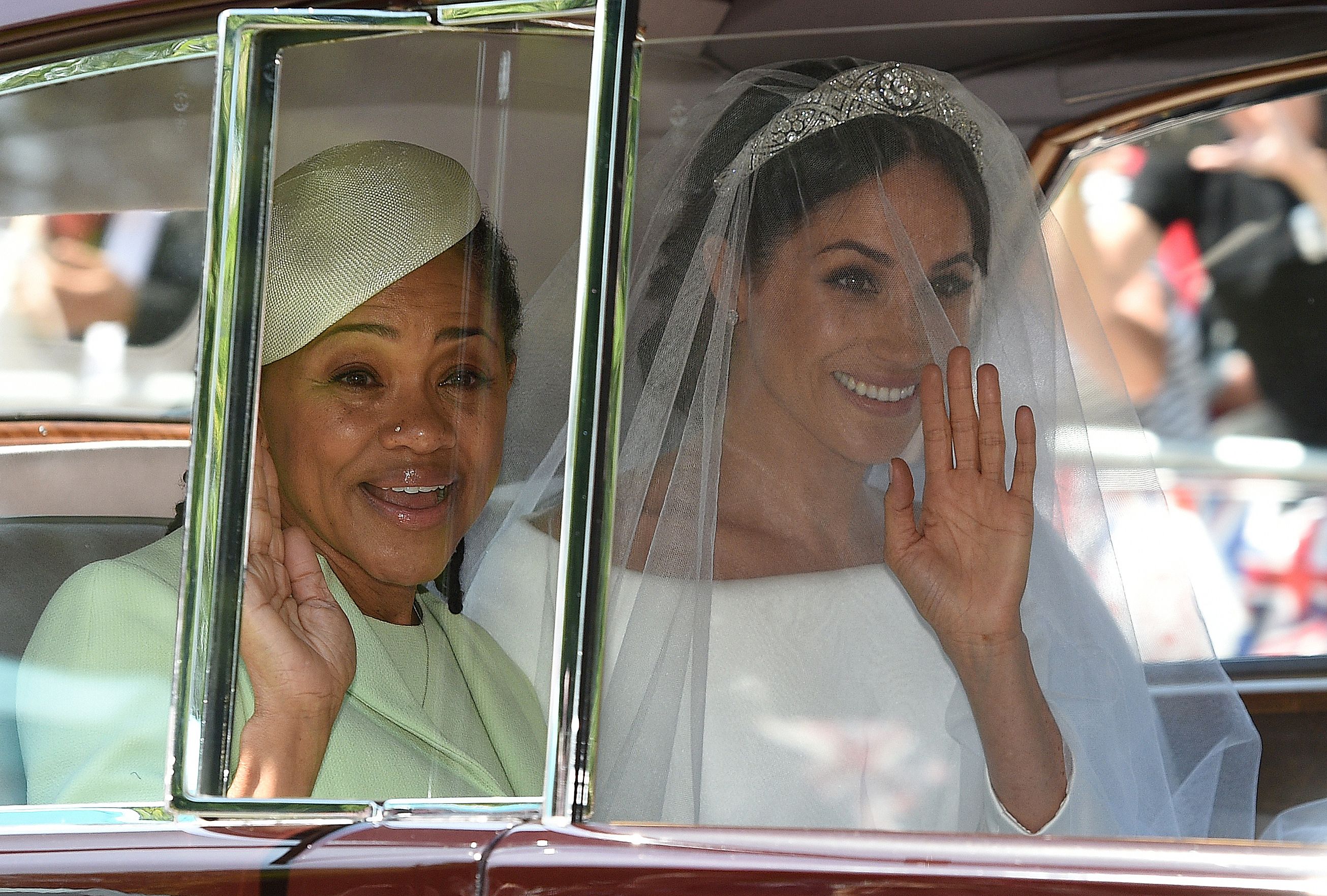 Meghan Markle und ihre Mutter Doria Ragland treffen am 19. Mai 2018 zu ihrer Hochzeitszeremonie in der St. George's Chapel auf Schloss Windsor in Windsor ein | Quelle: Getty Images