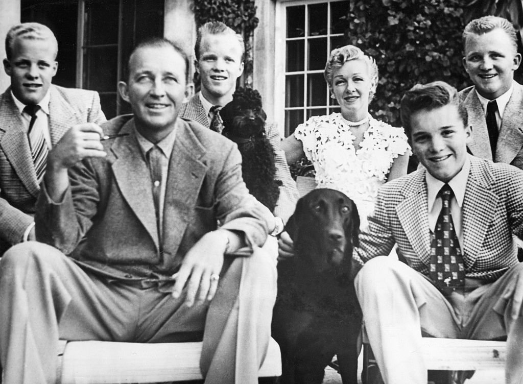 A portrait of Bing Crosby and his wife, Dixie Lee Crosby with their four children and pet dog taken in June 1952 at Beverly Hills, California. | Photo: Getty Images