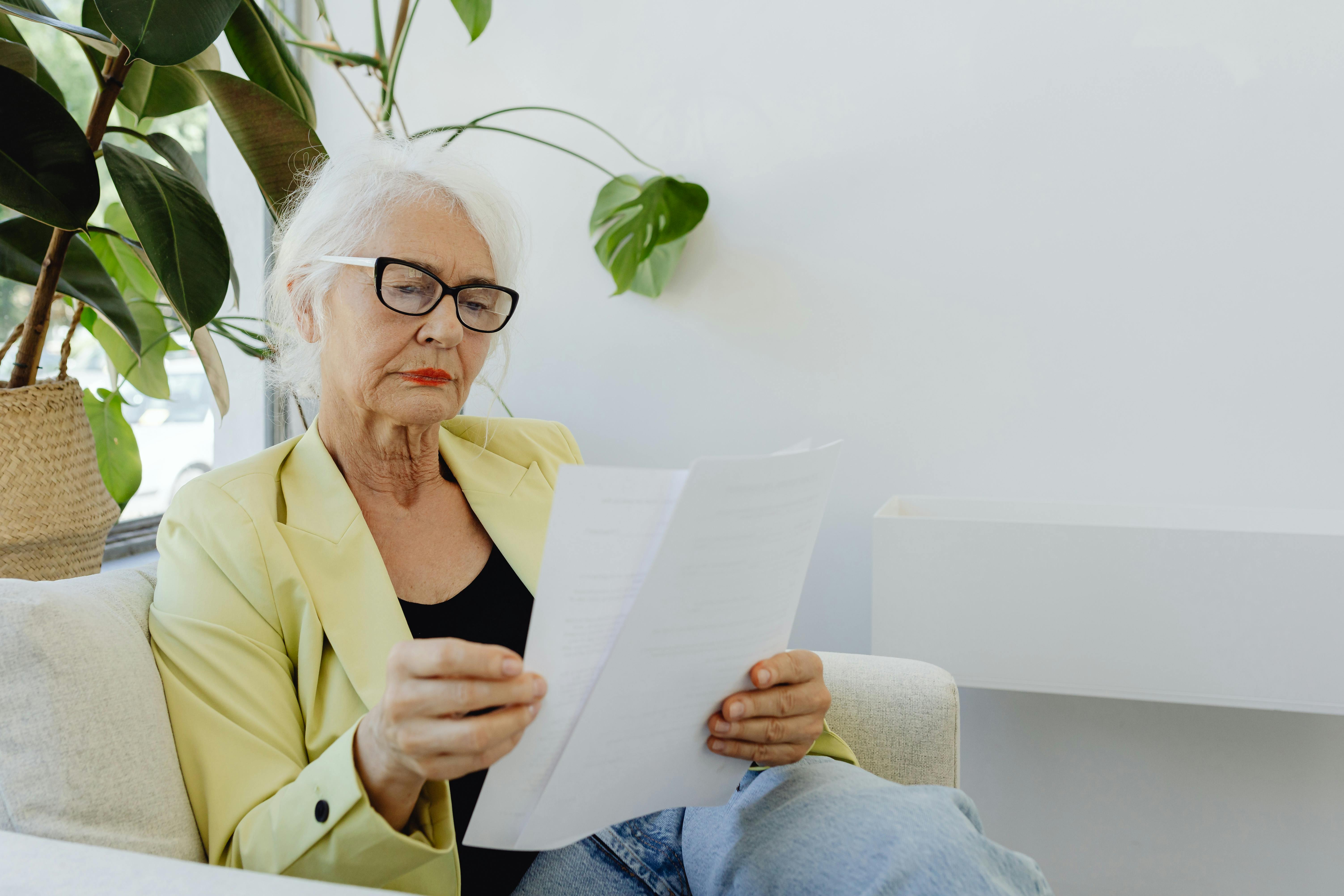 A serious woman reading a letter | Source: Pexels