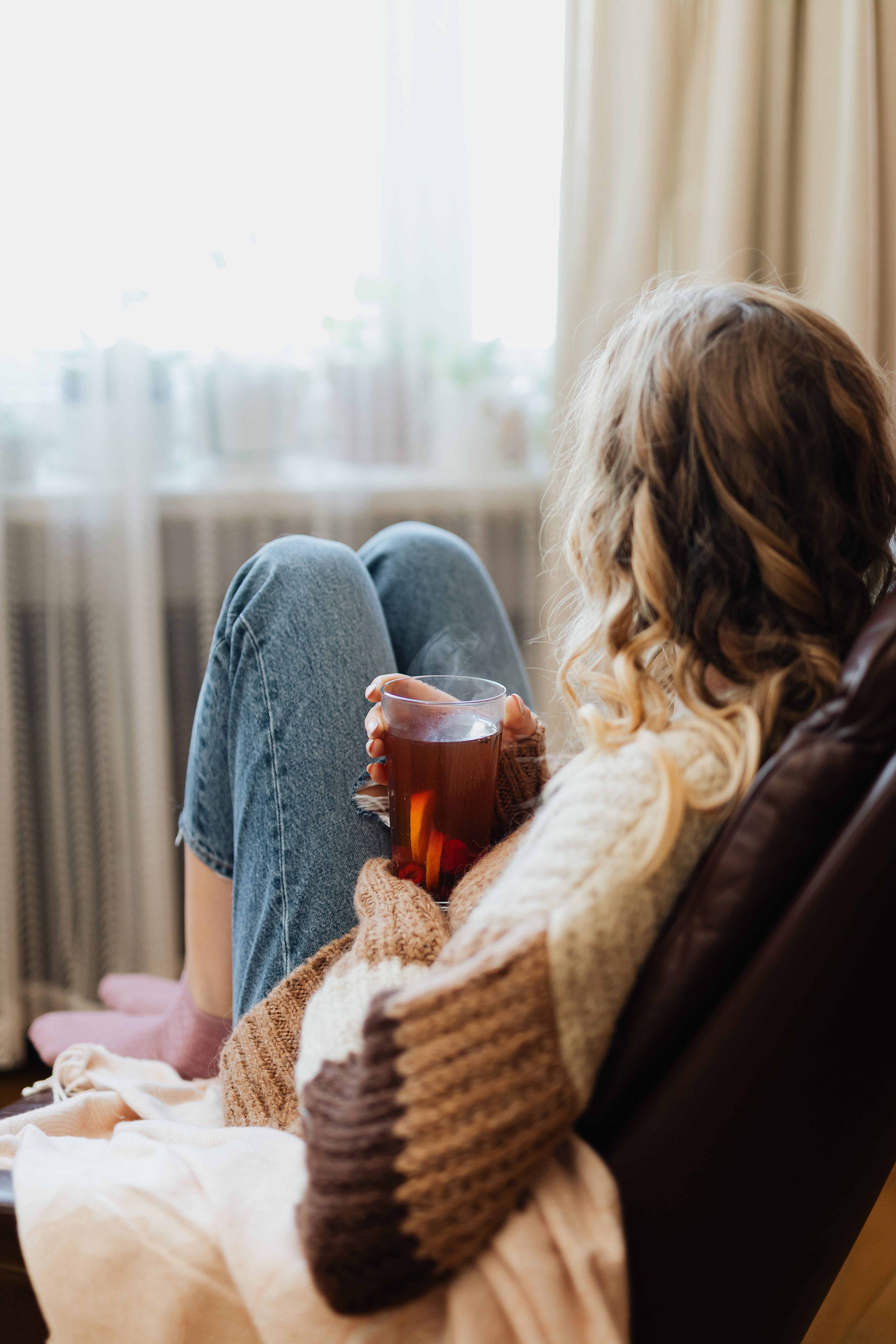 Woman enjoying some quiet time with a glass of tea | Source: Pexels