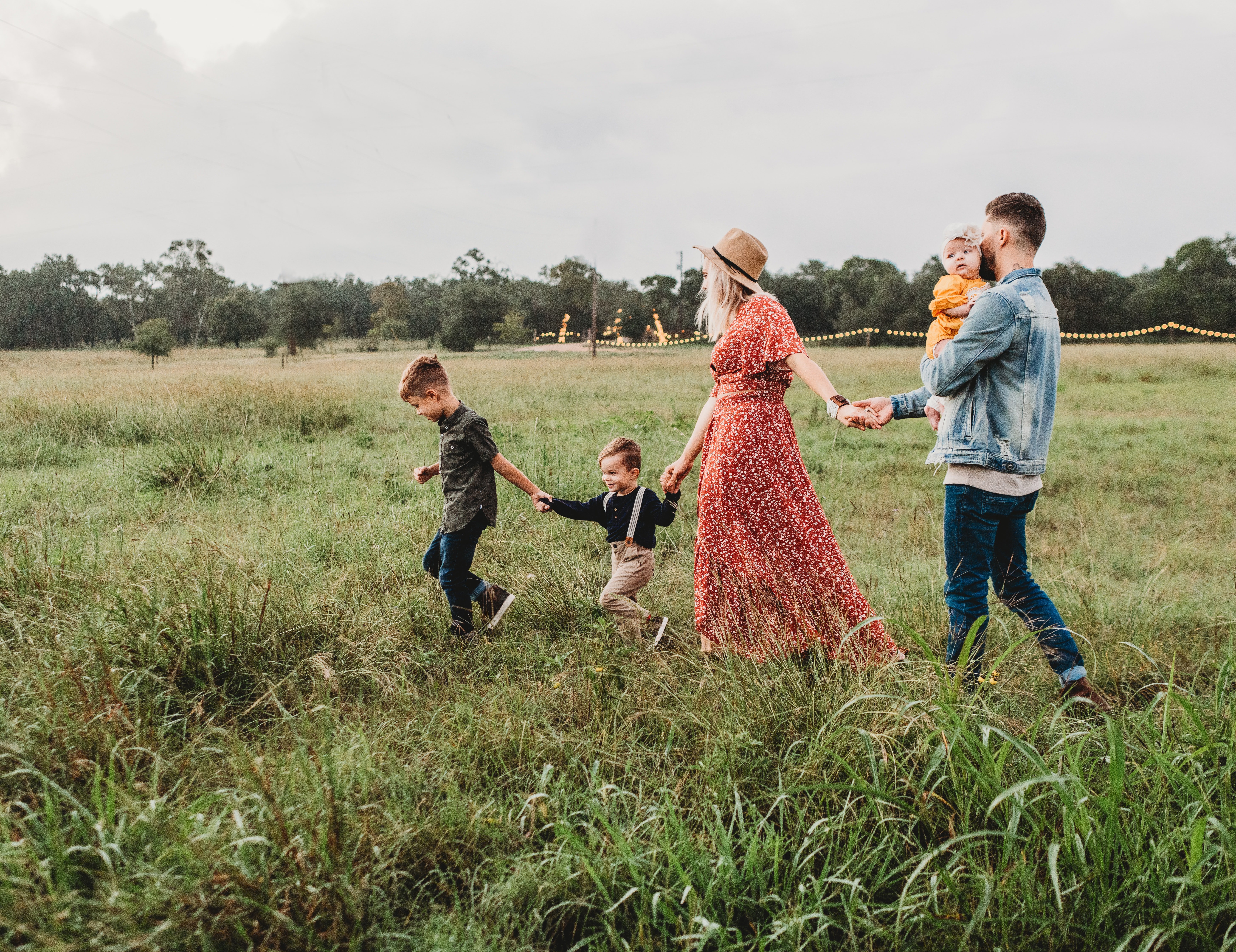 Familia dando un paseo en medio de la naturaleza. | Foto: Unsplash