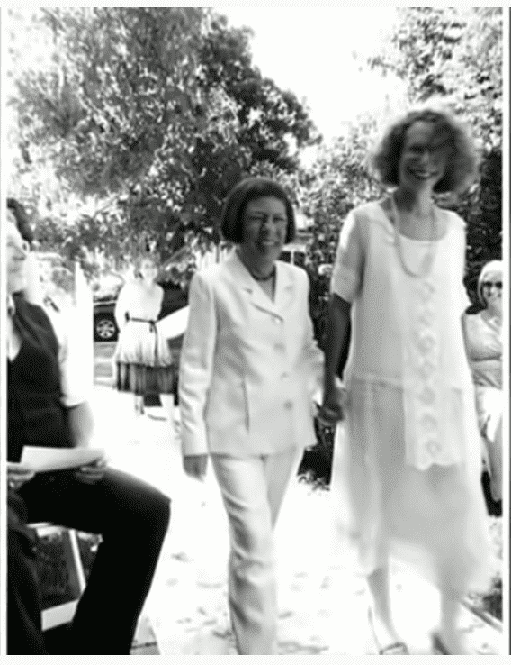 Linda Hunt and her wife Karen Kline. I Image: YouTube/ FastTheLatestNews.