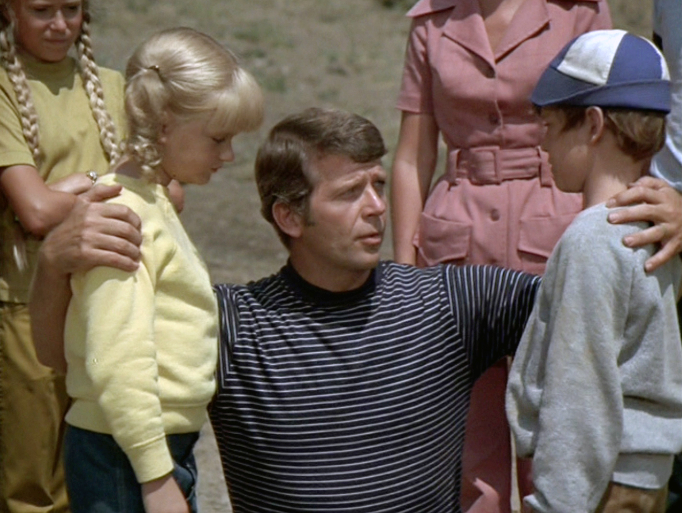 Susan Olsen, Robert Reed, and Mike Lookinland as Cindy, Mike, and Bobby Brady in "The Brady Braves" episode of "The Brady Bunch" in 1971 | Source: Getty Images