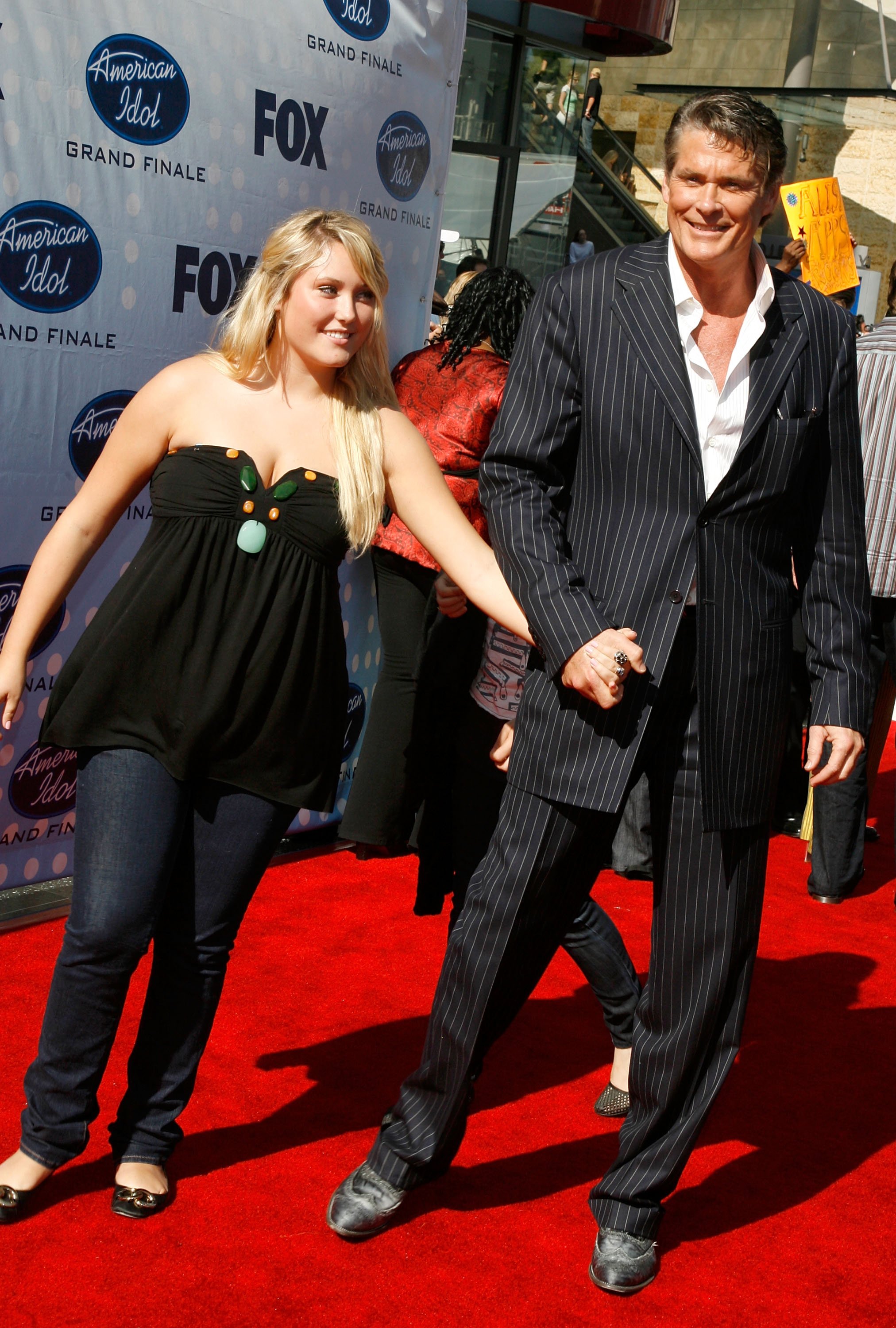 David Hasselhoff (R) y su hija Hayley Amber Hasselhoff llegan a la final de la sexta temporada de American Idol celebrada en el Teatro Kodak, el 23 de mayo de 2007 en Hollywood, California. | Foto: Getty Images