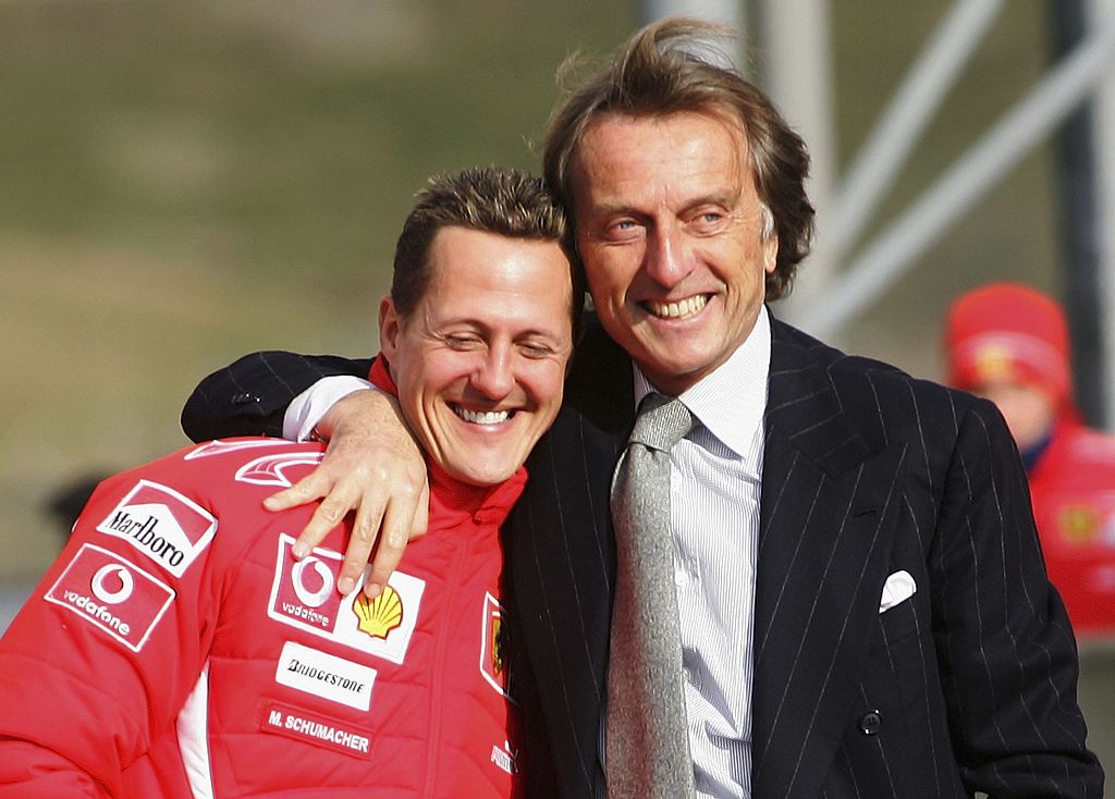 Luca di Montezemolo umarmt Michael Schumacher beim Start des neuen Ferrari F1 für die Saison 2006 am 24. Januar 2006 in Mugello bei Florenz, Italien. | Quelle: Getty Images