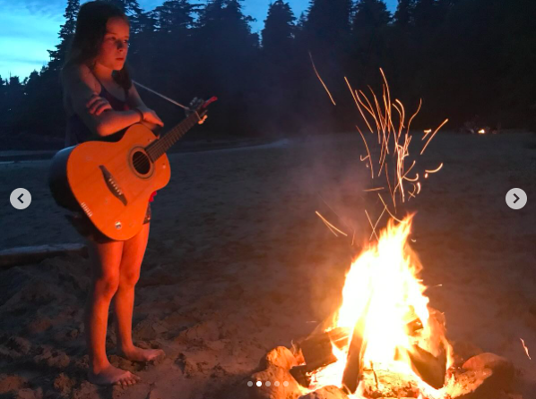 Nell Smith on a beach on Vancouver Island, posted on October 7, 2024 | Source: Instagram/mrsimonraymonde