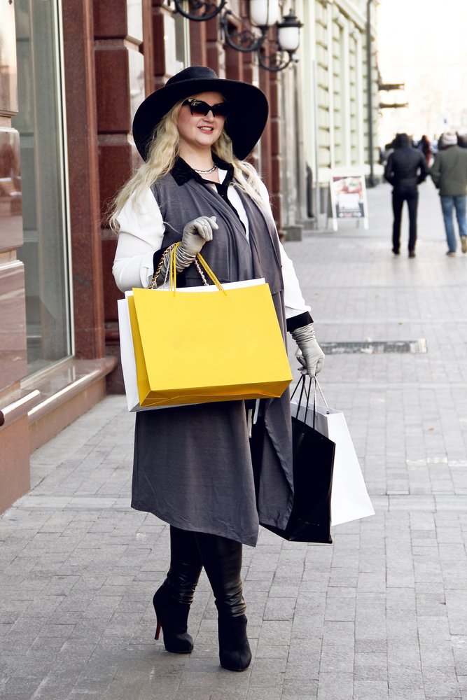 Mujer usando un cárdigan largo sobre varias capas de ropa y un leggin con zapatos de tacón negros. | Foto: Shutterstock