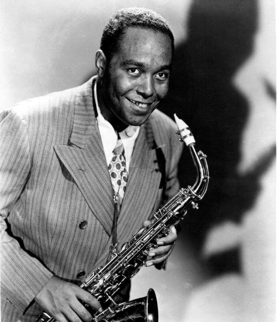 Charlie Parker poses for a portrait in the studio circa 1945. | Photo: Getty Images