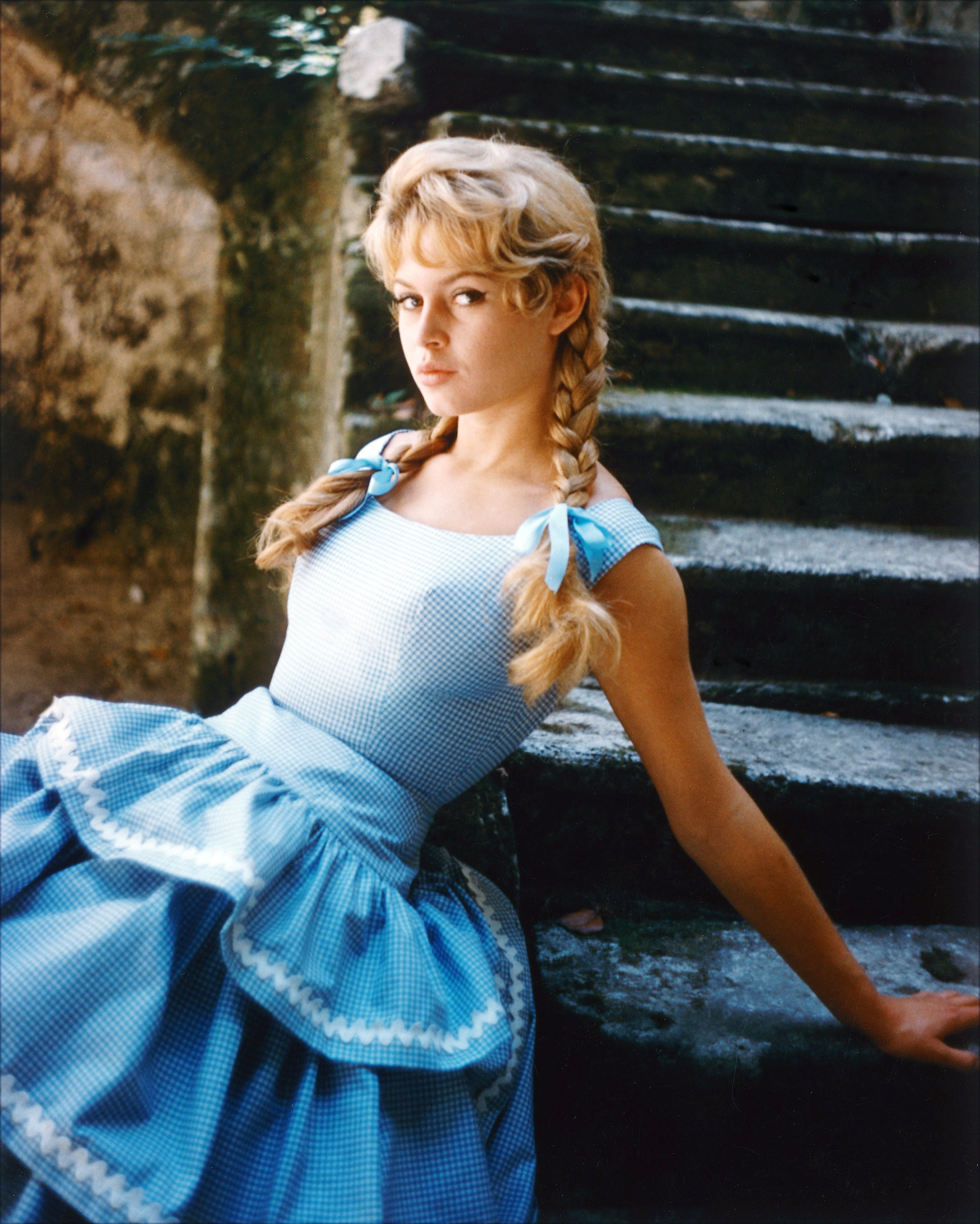 Brigitte Bardot im Porträt mit einem blauen Rüschenkleid, 1960 | Quelle: Getty Images