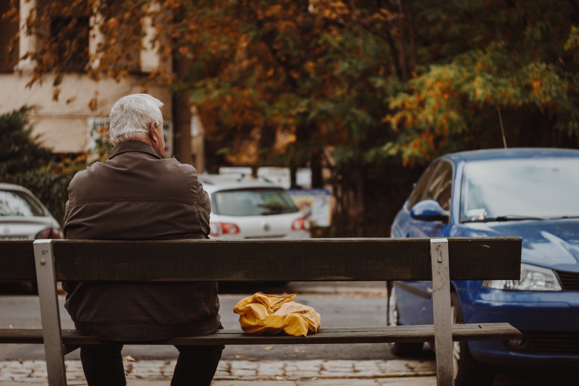 A man sitting on a bench | Source: Unsplash