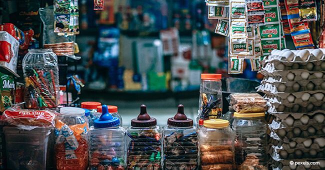 Une femme avec deux enfants n'avait rien à manger et a demandé de l'aide à un gérant de magasin