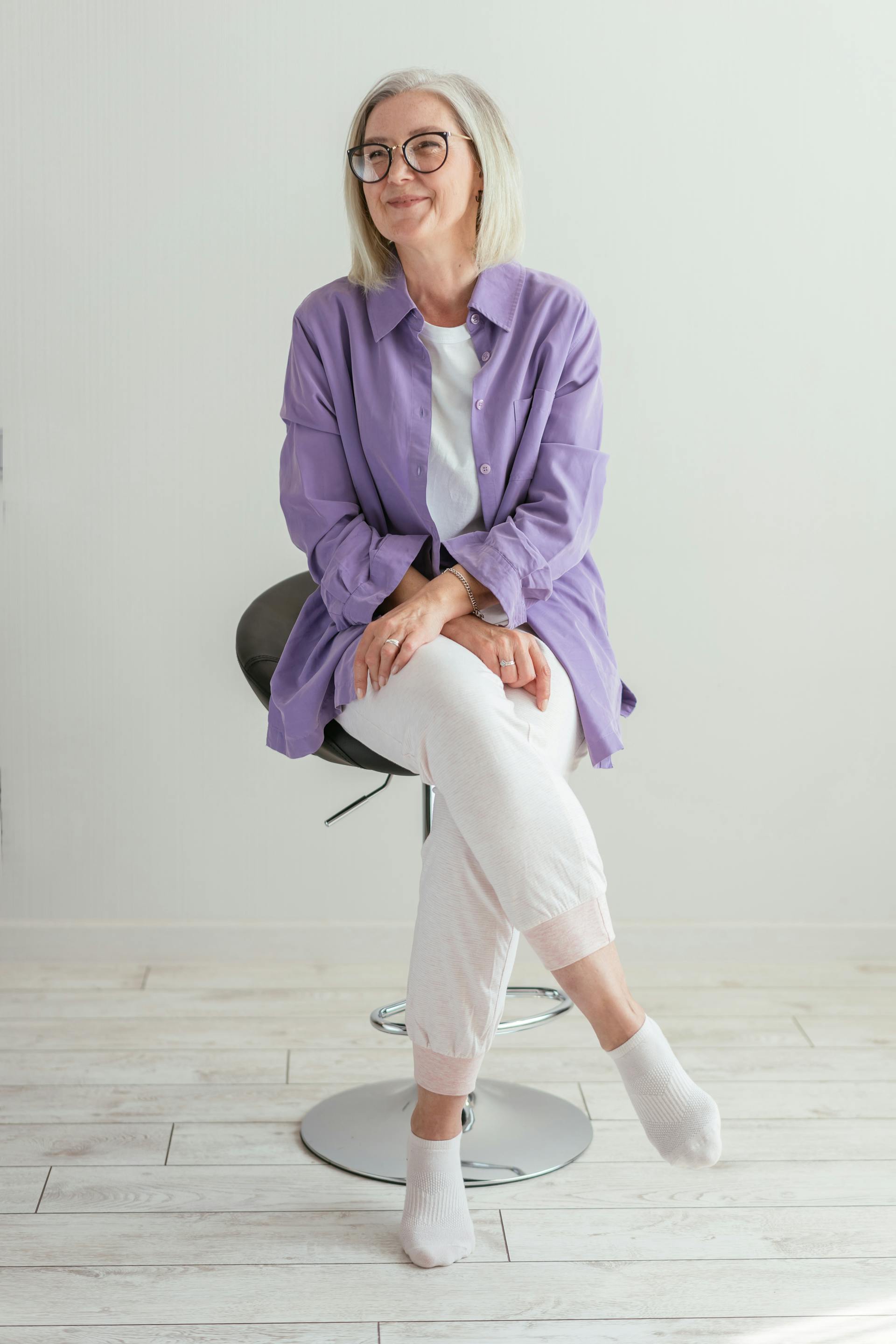 An old woman sitting on a chair | Source: Pexels