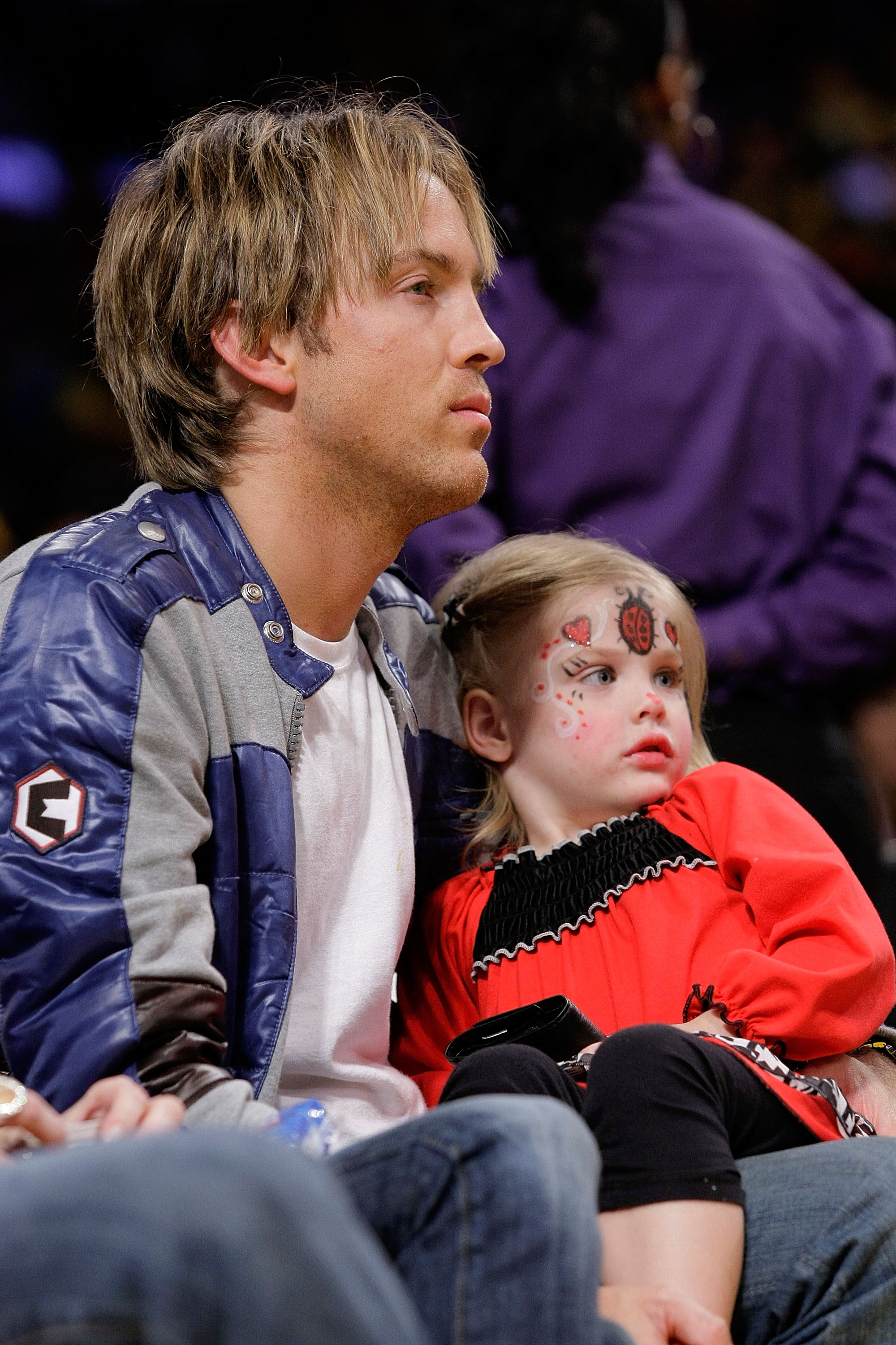 Larry Birkhead and Dannielynn Birkhead attend a game between the New Orleans Hornets and the Los Angeles Lakers at Staples Center on November 8, 2009, in Los Angeles, California | Source: Getty Images
