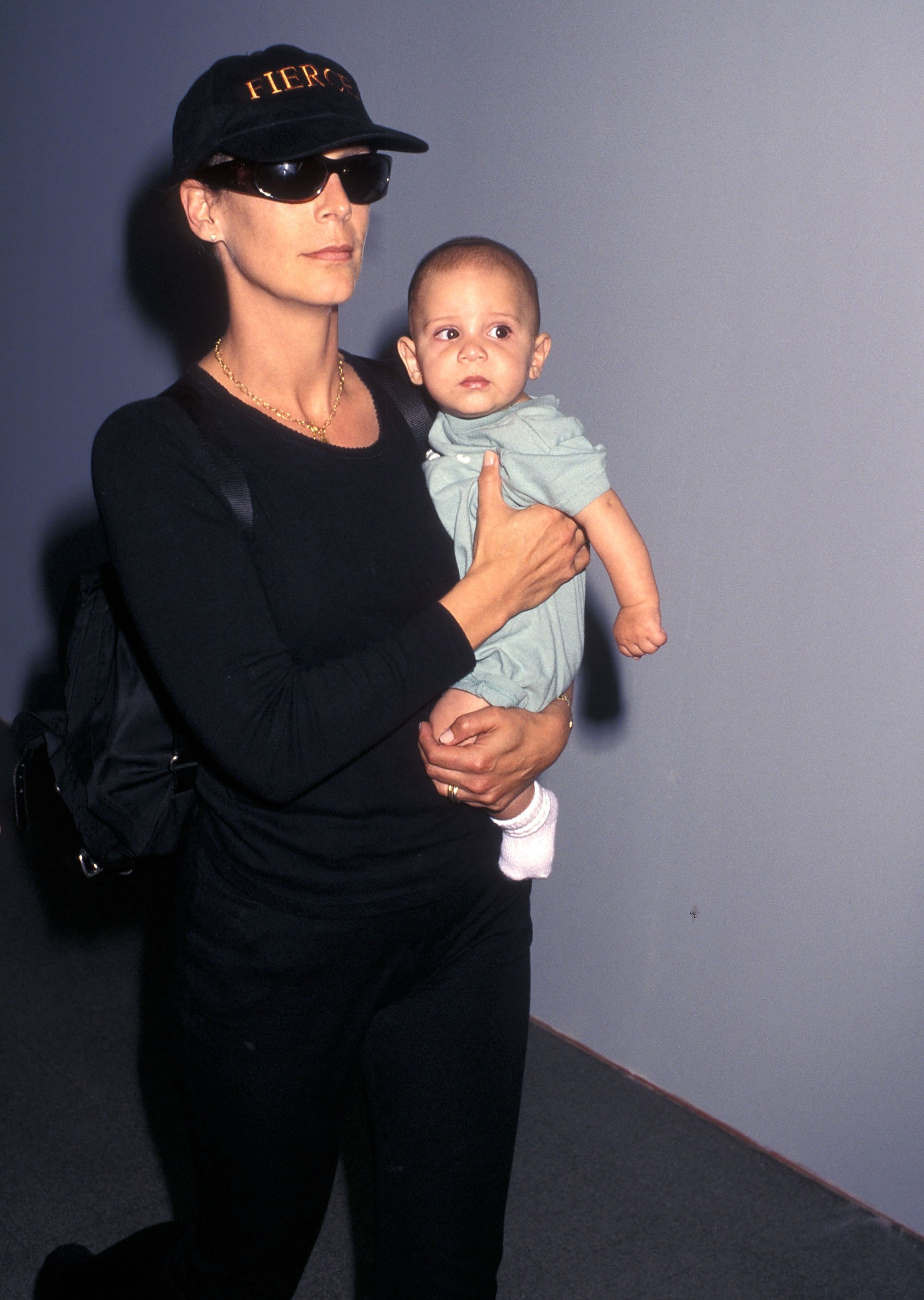 Actress Jamie Lee Curtis and son Thomas Guest arrive from New York City on September 10, 1996 | Source: Getty Images