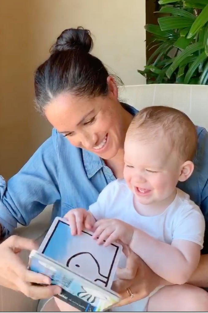 Meghan Markle reading to her son Archie for his first birthday. | Photo: Getty Images