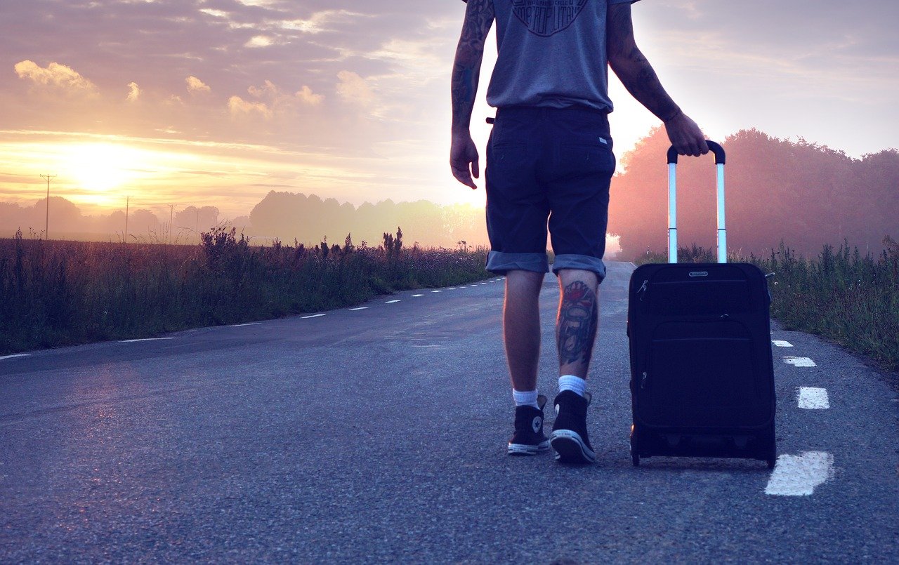 Hombre caminando con una maleta. | Foto: Pixabay