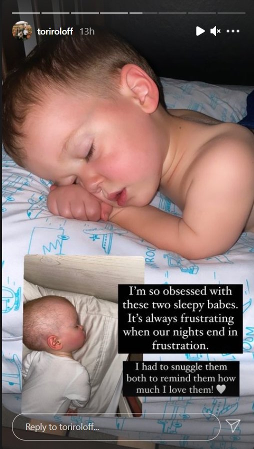 Jackson Kyle and Lilah Ray in their bed peacefully sleeping. | Photo: Instagram/toriroloff