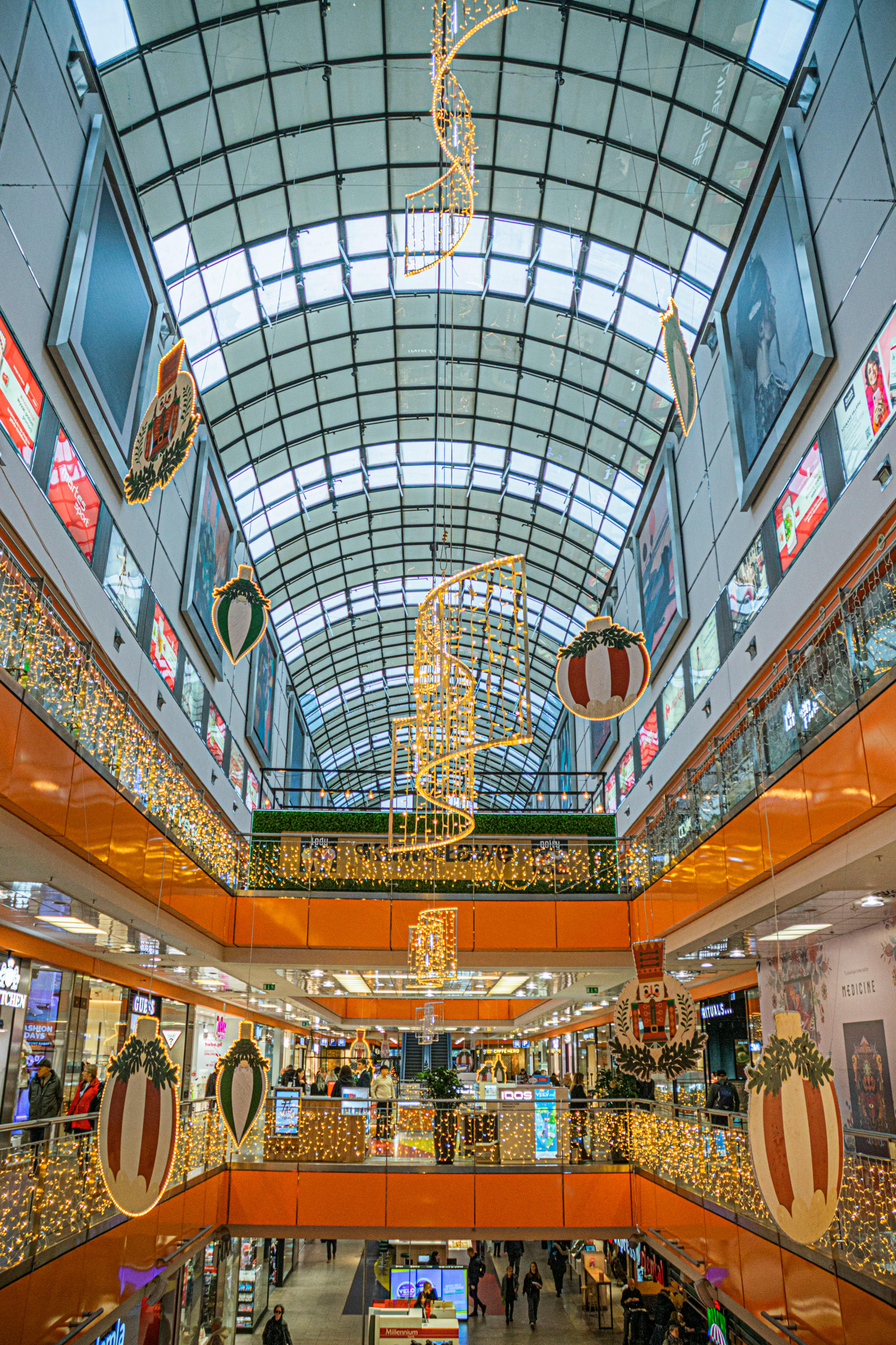 A shopping mall during Christmas | Source: Pexels