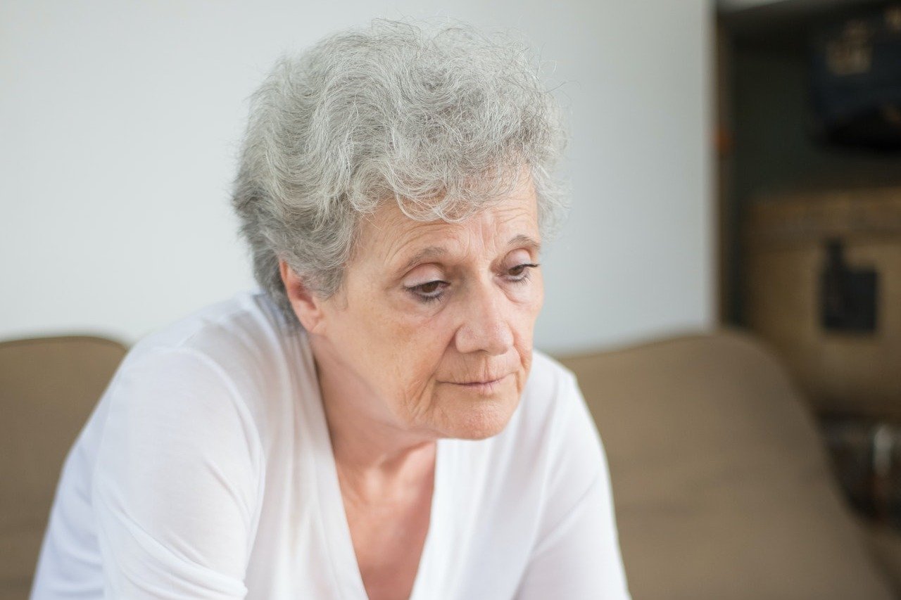 Mujer mayor con rostro triste. | Foto: Pexels