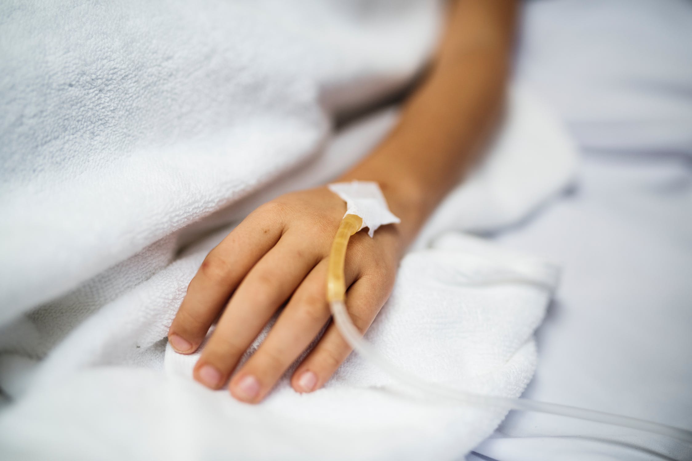 Niño en cama de hospital con cateter en brazo. | Imagen: Pexels Niño en cama de hospital con cateter en brazo. | Imagen: Pexels
