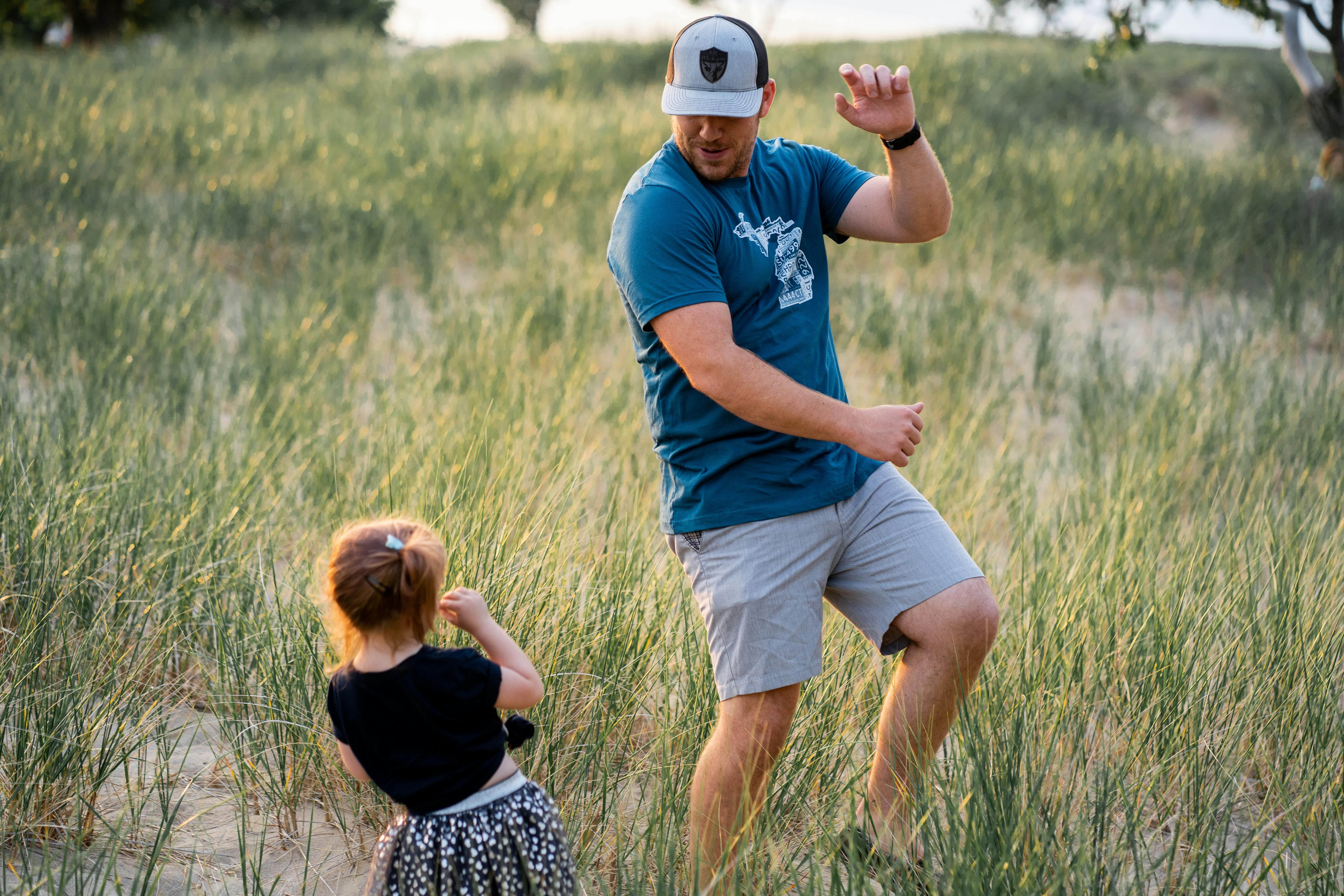 A man playing with a little girl | Source: Pexels