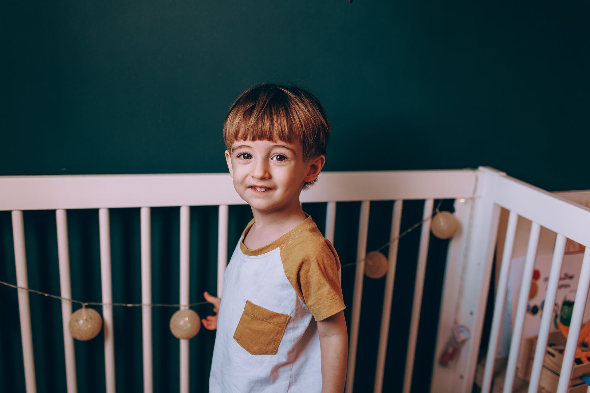 A child standing in a crib | Source: Pexels