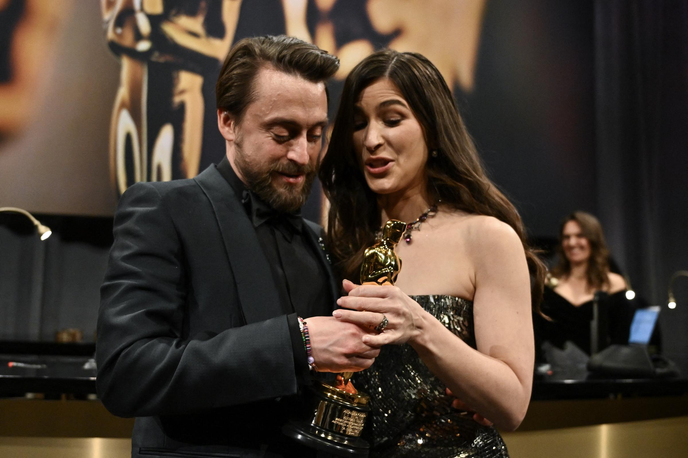 Kieran Culkin and Jazz Charton looking at his Oscar Award | Source: Getty Images