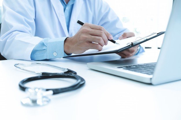 Un médecin qui remplit une ordonnance | Photo: Pixabay