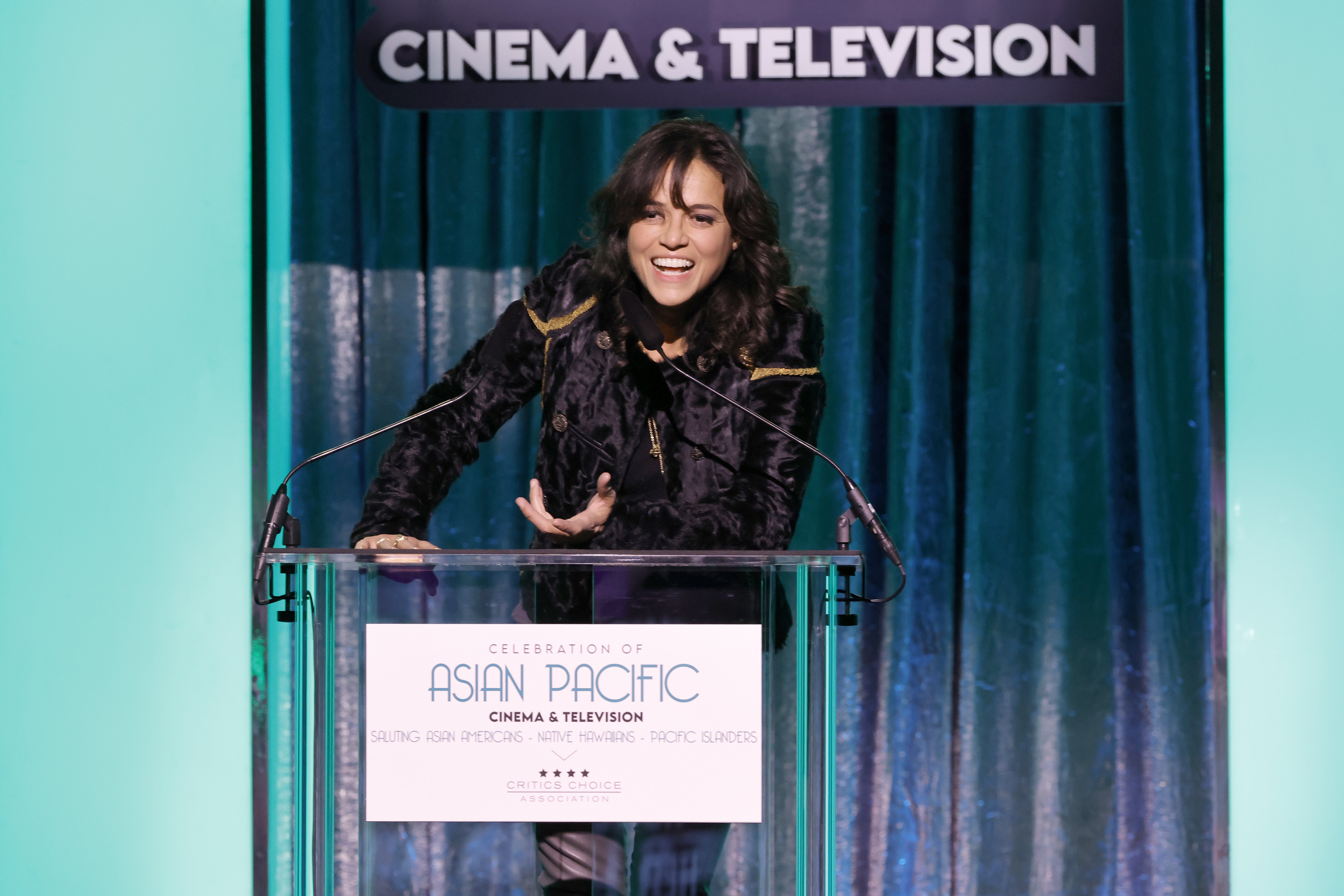 Michelle Rodriguez, Los Angeles, California'da 4 Kasım 2022'de Fairmont Century Plaza'da Eleştirmenlerin Seçimi Derneği'nin düzenlediği Asya Pasifik Sinema ve Televizyon Kutlamasında konuşurken resmedilmiştir |  Kaynak: Getty Images