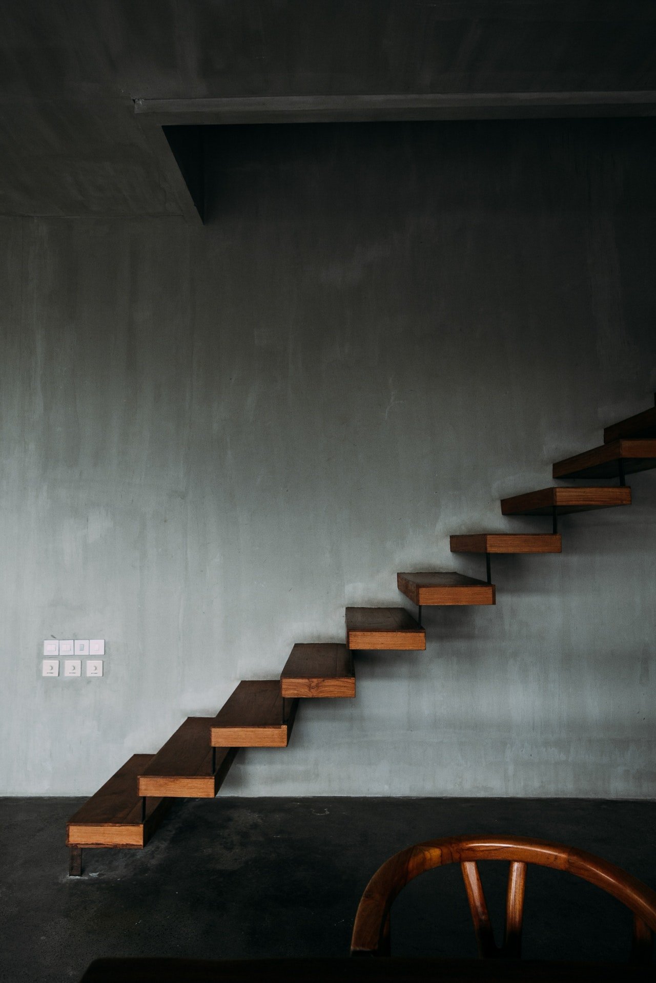 There was a staircase leading down. | Source: Pexels