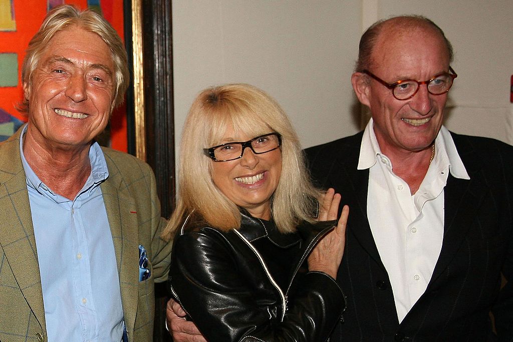 Pierre Cornette , Mireille Darc et son mari assistent au cocktail de pré-lancement d'Alain Delon à l'hôtel Richelieu le 11 octobre 2007 à Paris | Photo : Getty Images Pierre Cornette , Mireille Darc et son mari assistent au cocktail de pré-lancement d'Alain Delon à l'hôtel Richelieu le 11 octobre 2007 à Paris | Photo : Getty Images