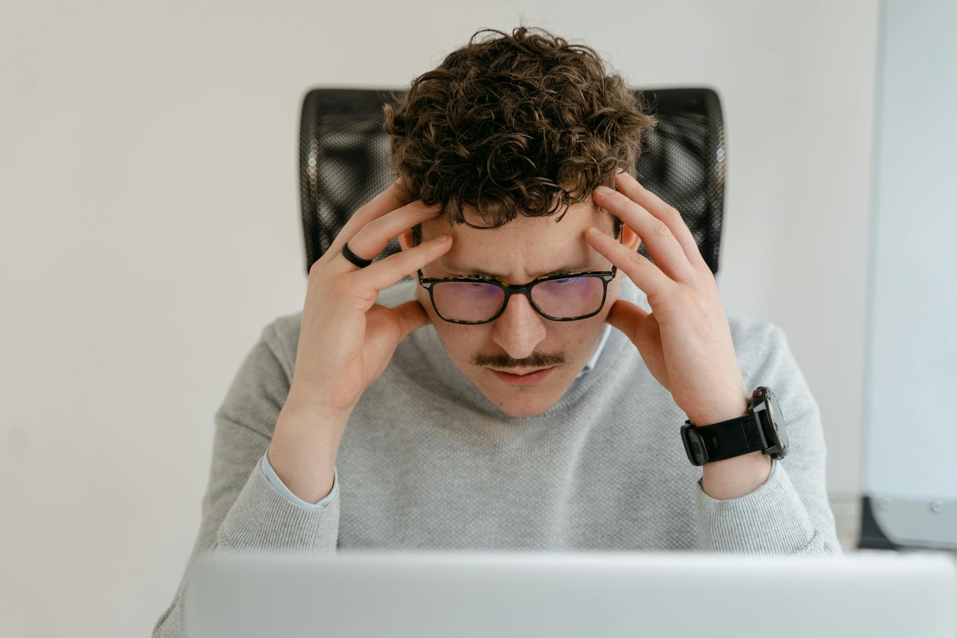 A man holding his head | Source: Pexels