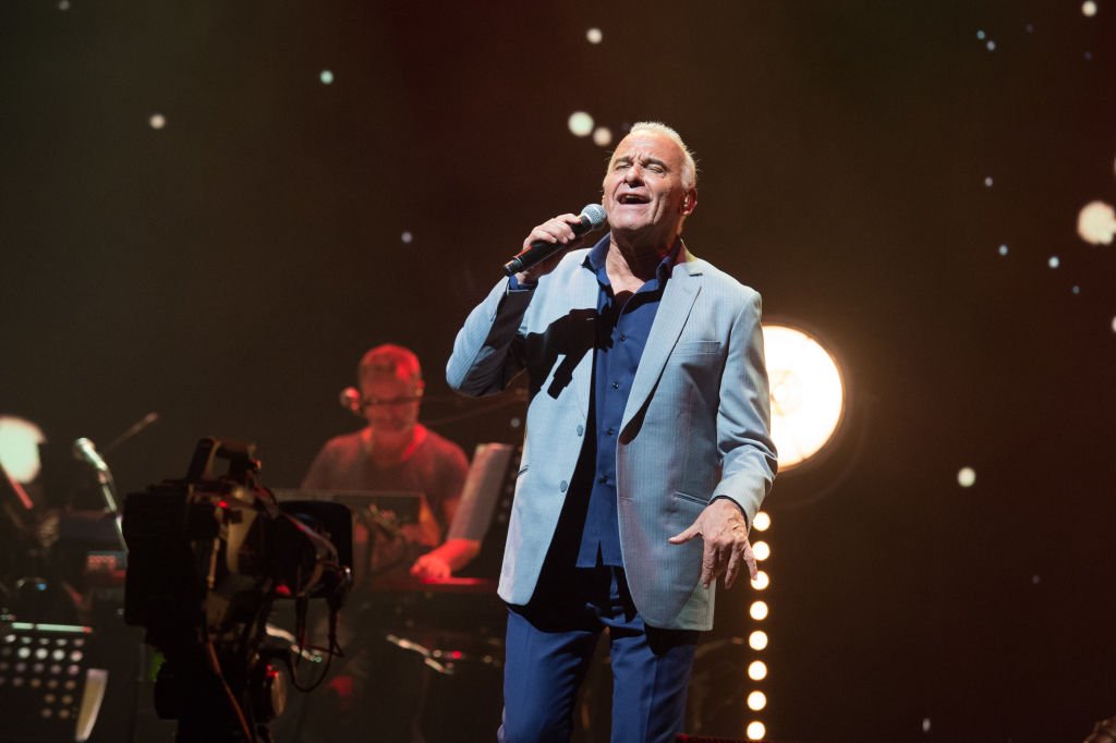Michel Fugain se produit lors de Leurs Voix pour l Espoir à L'Olympia le 12 octobre 2017 à Paris, France. | Photo : Getty Images