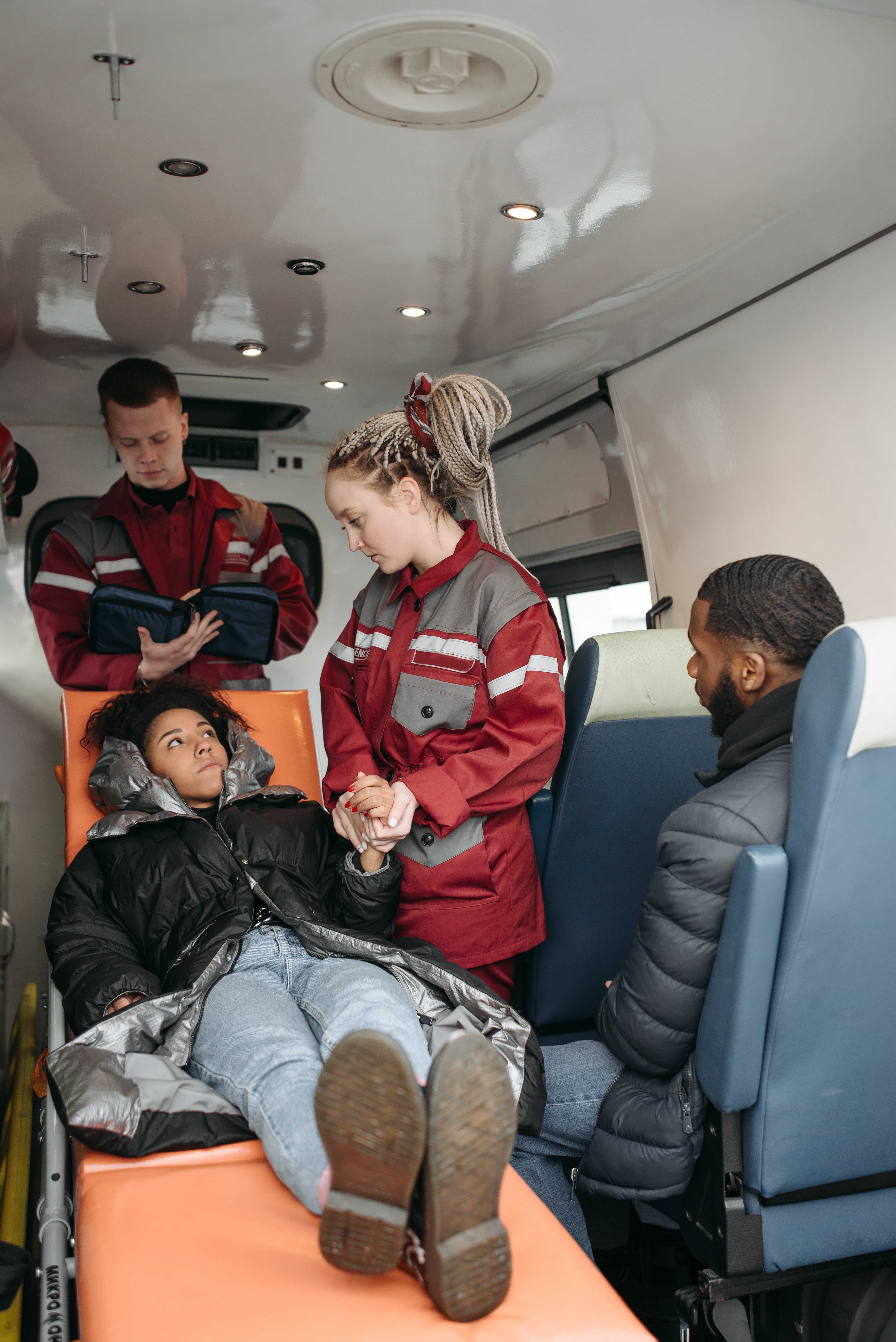 Mujer en una ambulancia con los paramédicos. | Foto: Pexels