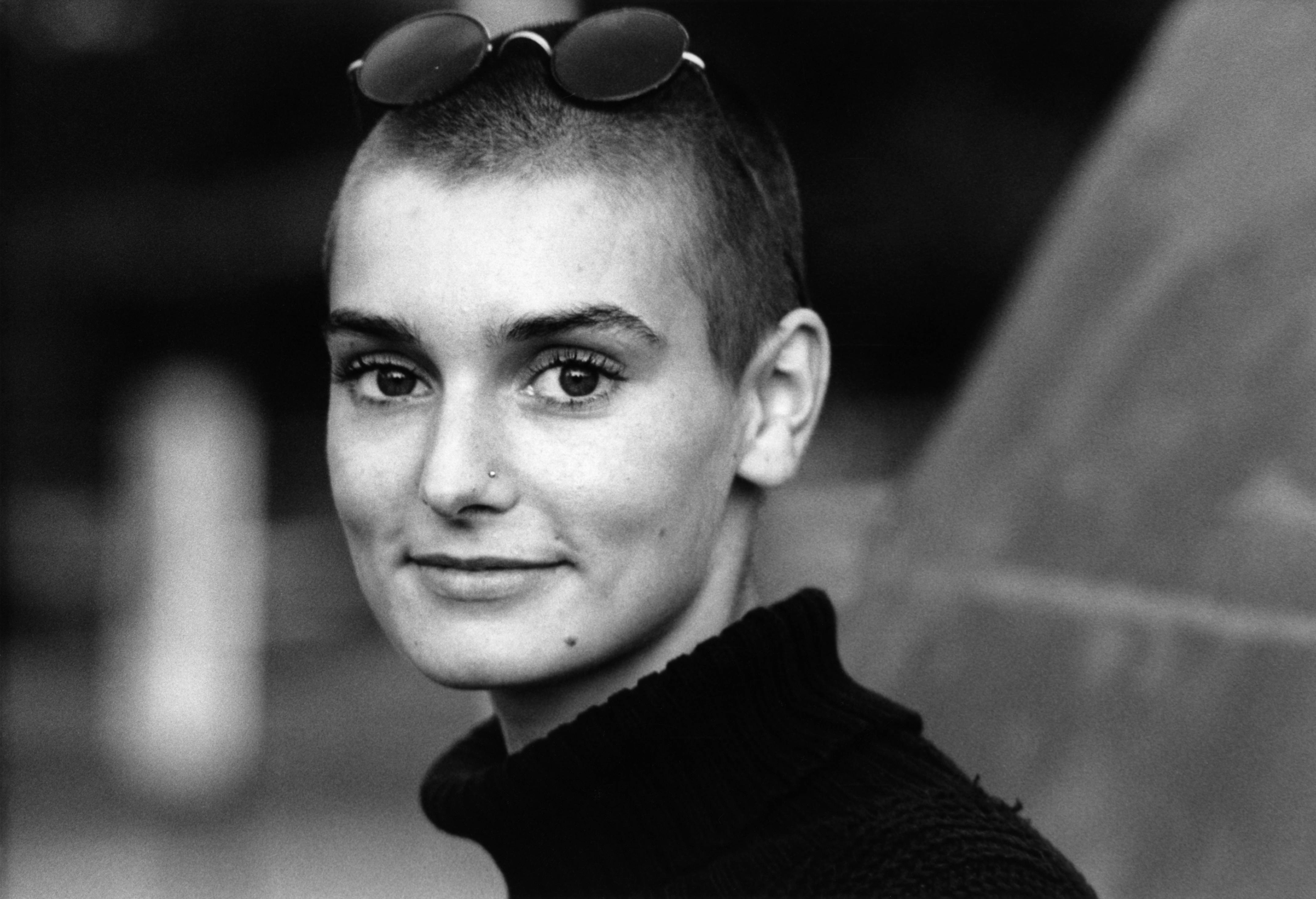 Sinéad O'Connor posing for a portrait in 1990. | Source: Getty Images