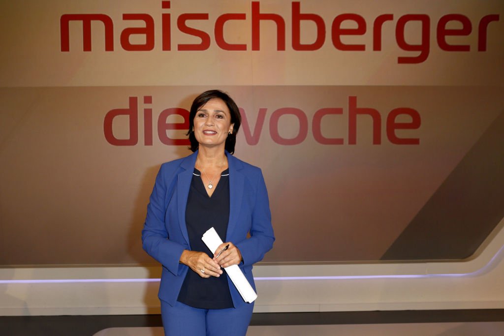 Moderatorin Sandra Maischberger ist im WDR Studio für ihre Talkshow "Maischberger - Die Woche". Foto: Foto Unger I Quelle: Getty Images