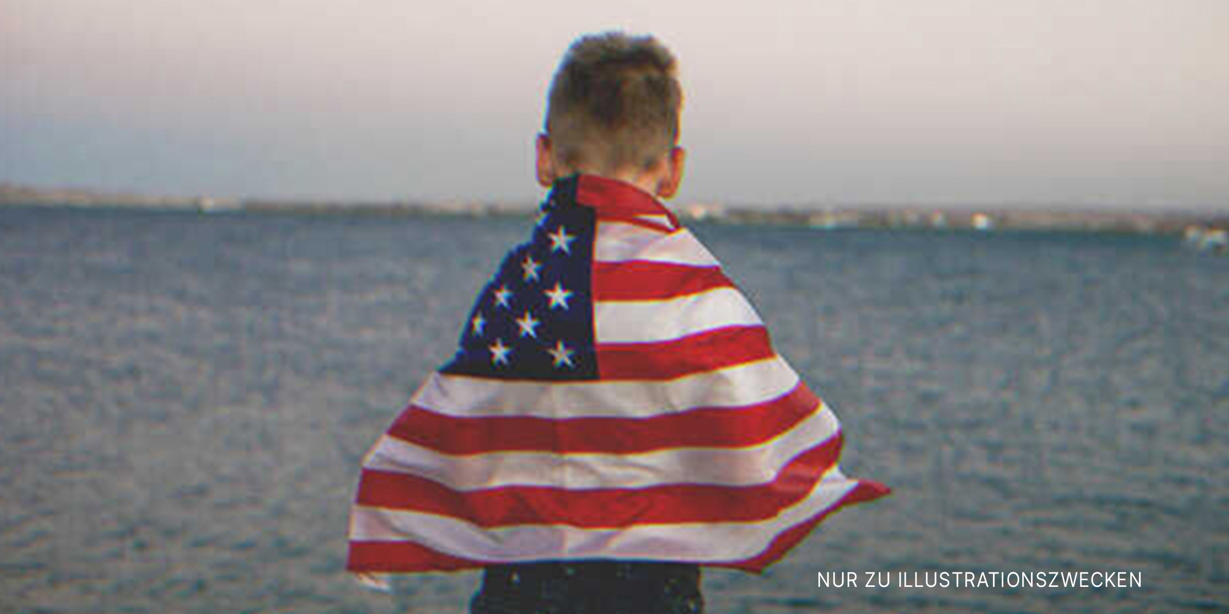 Ein Junge mit einer amerikanischen Flagge | Quelle: Shutterstock