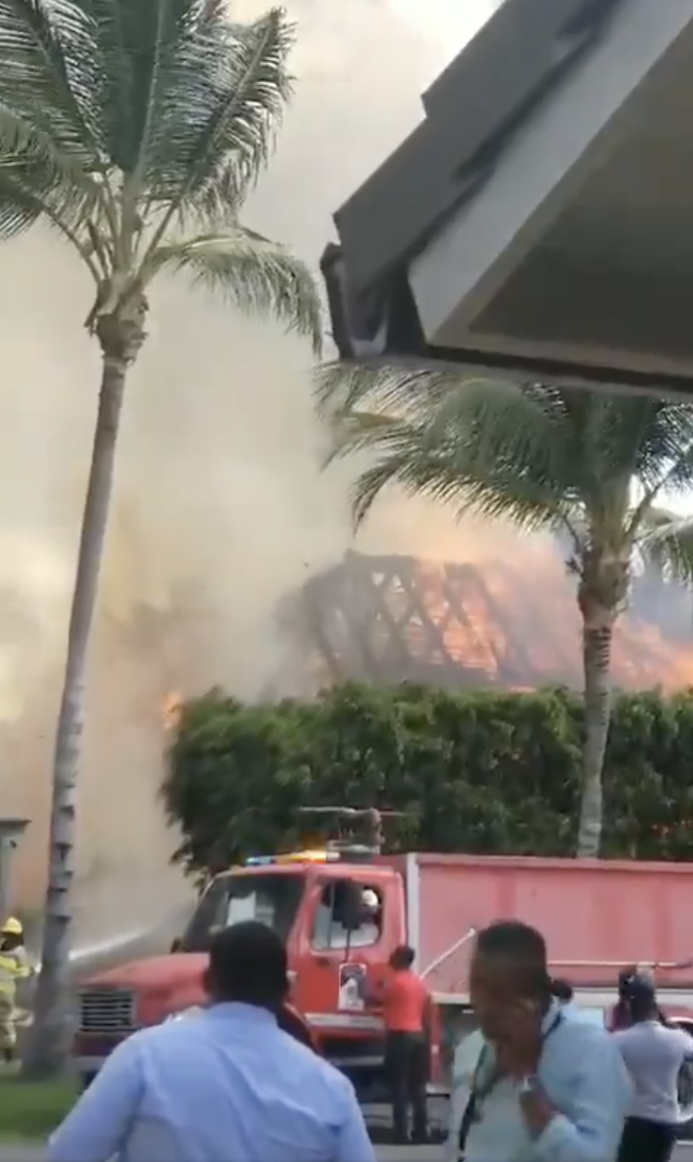 A screenshot from a video showing the scene of the fire in Marc Anthony's estate, posted on August 8, 2024 | Source: X/Gonzalo Hermosillo