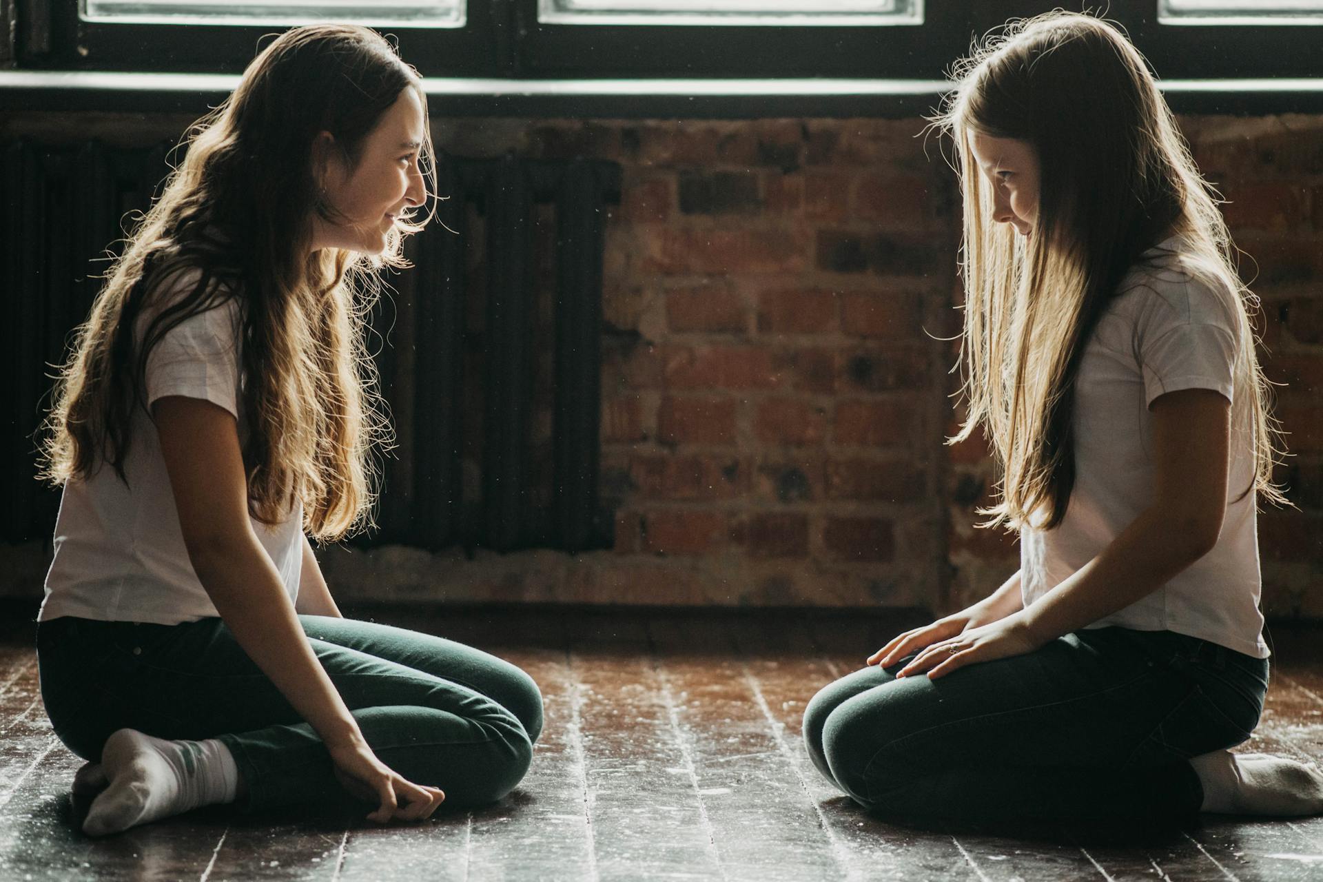 Two teenage girls sitting on the floor | Source: Pexels