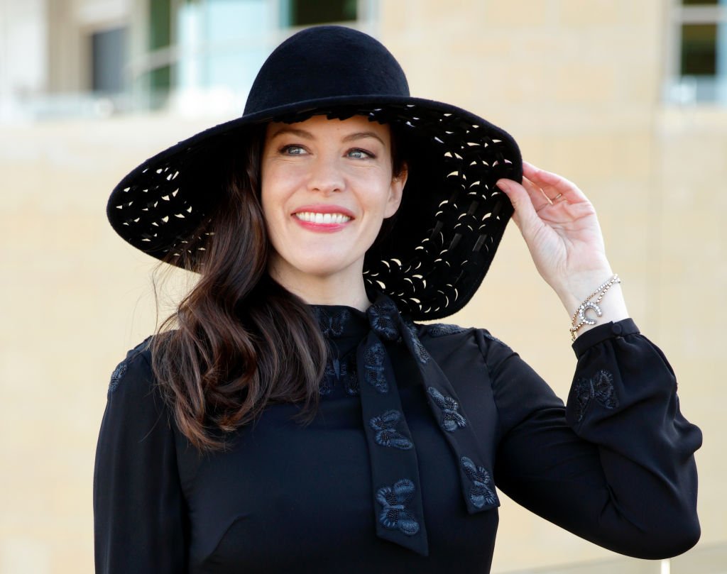 Liv Tyler nimmt an Tag 2 'Ladies Day' des Cheltenham Festivals auf der Cheltenham Racecourse am 15. März 2017 in Cheltenham, England teil. | Quelle: Getty Images