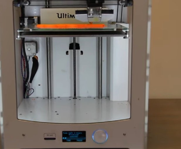 Impresoras 3D en Lituania son empleadas para fabricar asas manos libres para evitar el contagio del coronavirus. | Foto: YouTube/Euro News