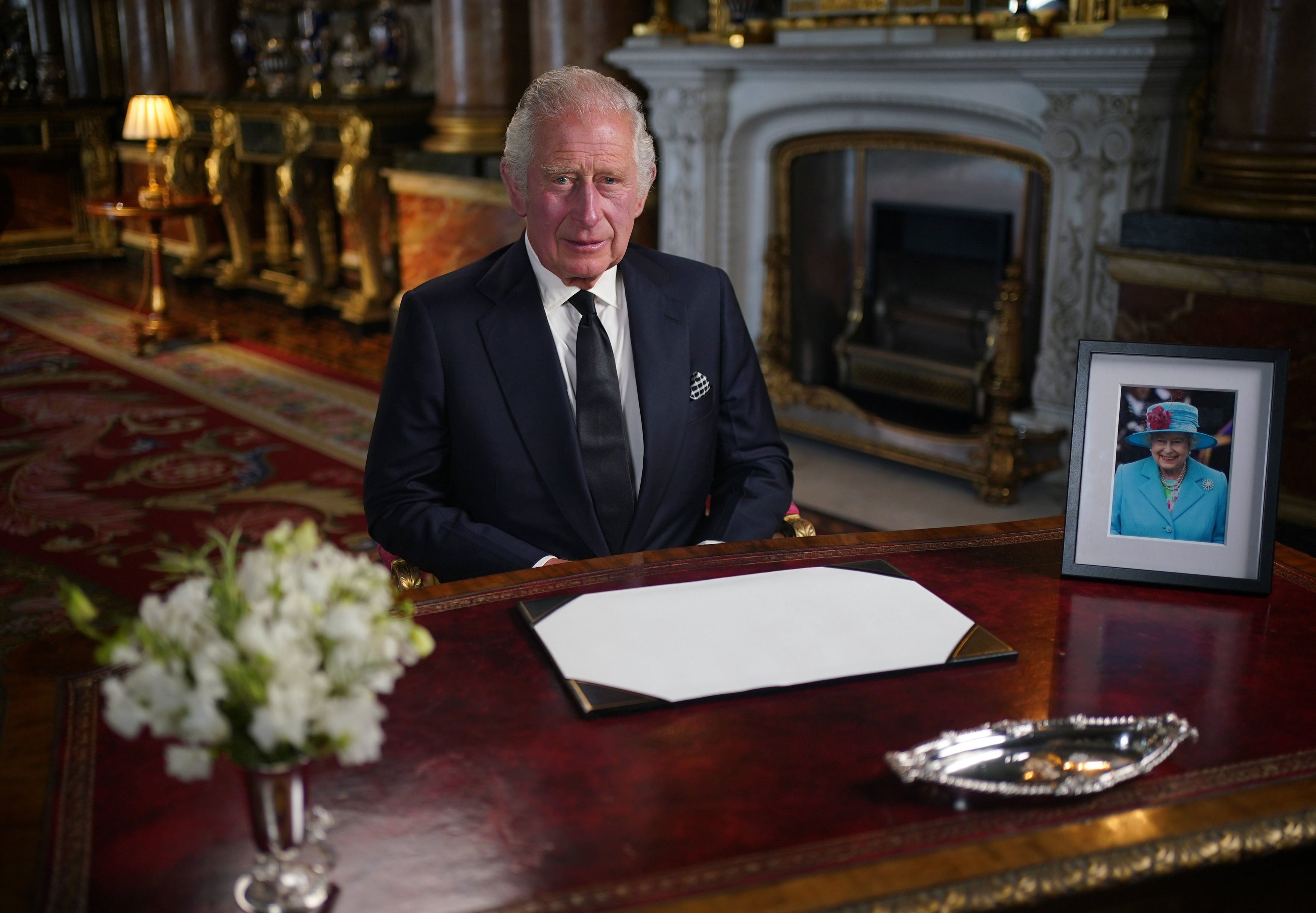 Kral III. Charles, Kraliçe II. Elizabeth'in 8 Eylül Perşembe günü, 9 Eylül 2022'de Londra, İngiltere'de Balmoral'da ölümünün ardından Buckingham Sarayı'ndan ulusa ve İngiliz Milletler Topluluğu'na hitabını verdi.  |  Kaynak: Getty Images