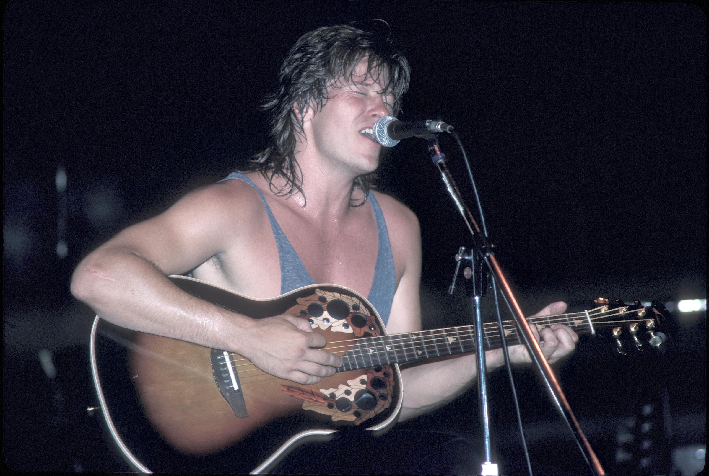 The singer performing on stage during a live concert appearance on May 1, 1987 | Source: Getty Images