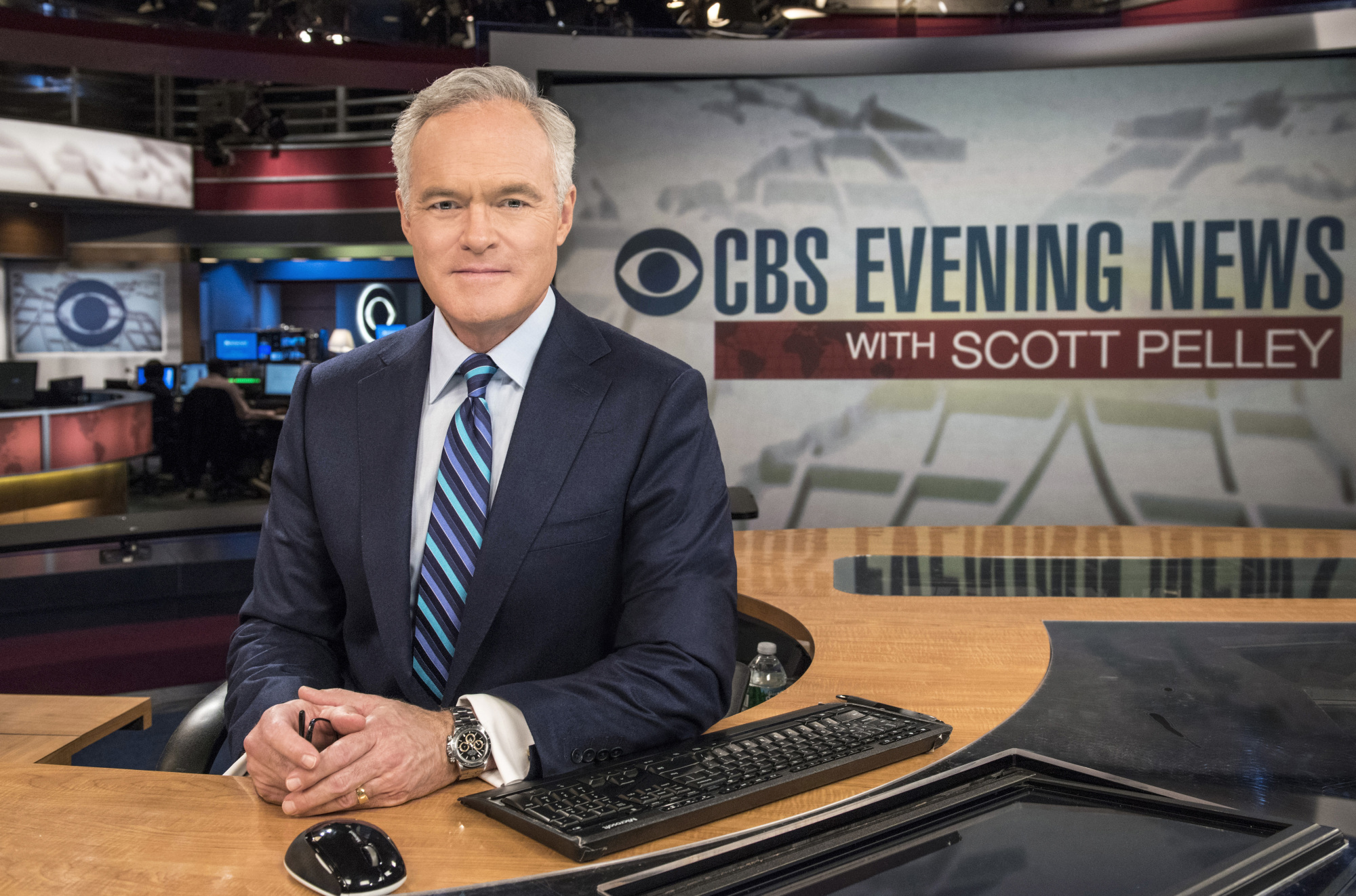 Scott Pelley poses on the set of "CBS Evening News" in New York City on March 23, 2016. | Source: Getty Images