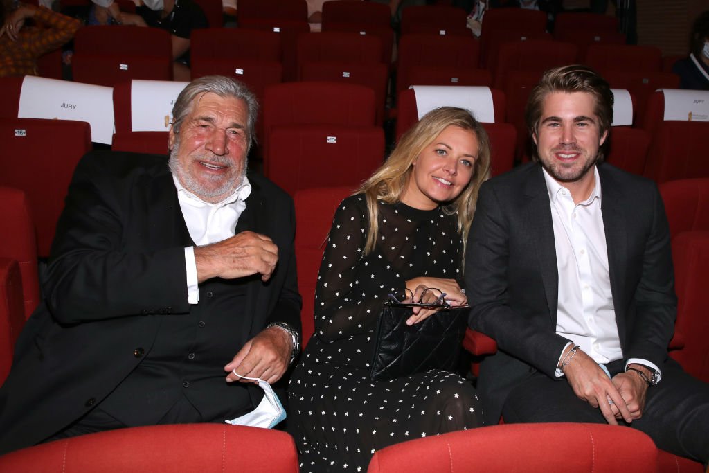Jean-Pierre Castaldi, Giovanni Castaldi et sa compagne journaliste Carine Galli assistent à la cérémonie de clôture du 13ème Festival du film francophone d'Angoulême le 02 septembre 2020 à Angoulême, France. | Photo : Getty Images Jean-Pierre Castaldi, Giovanni Castaldi et sa compagne journaliste Carine Galli assistent à la cérémonie de clôture du 13ème Festival du film francophone d'Angoulême le 02 septembre 2020 à Angoulême, France. | Photo : Getty Images