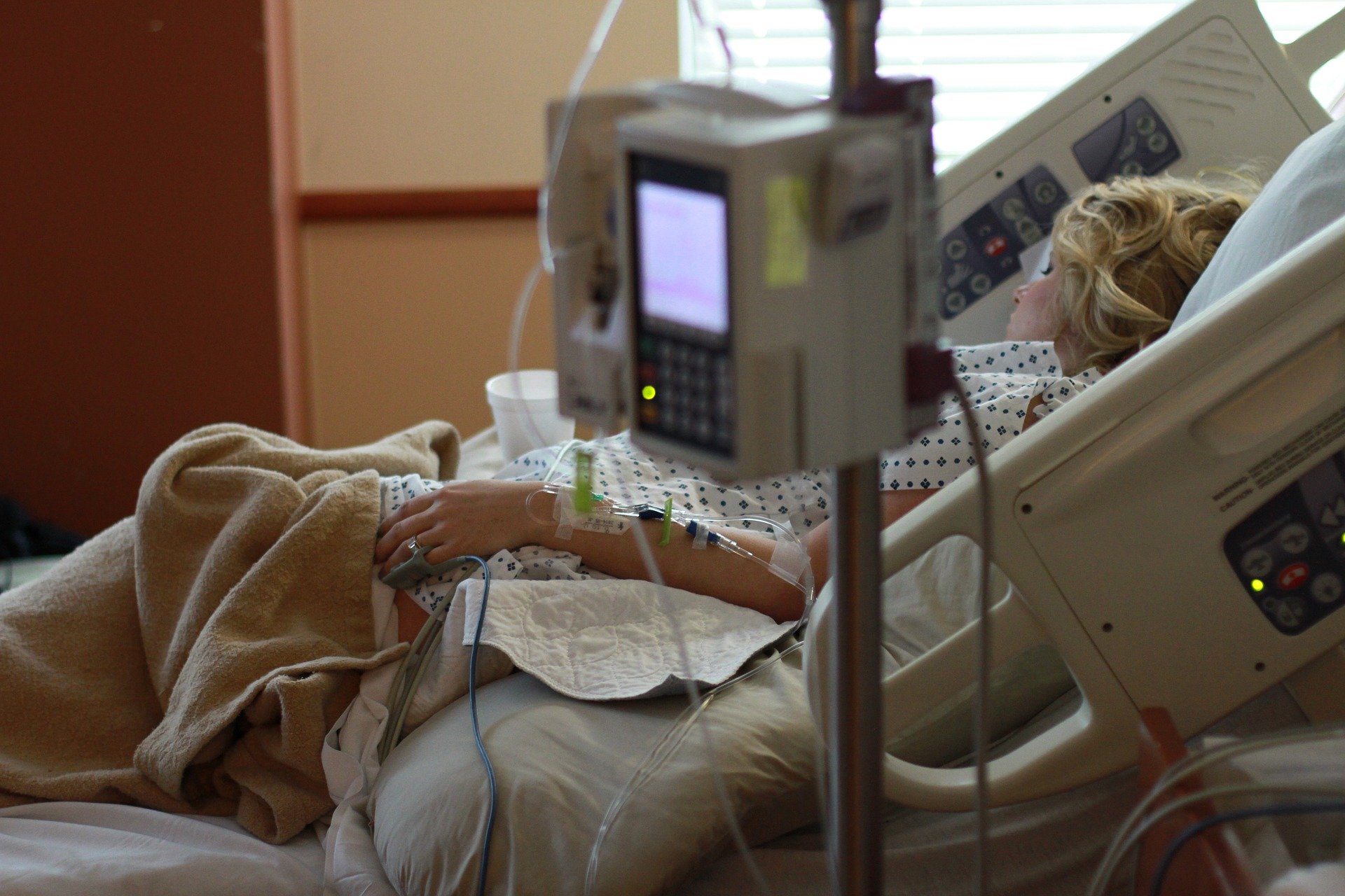 Une femme malade sur le lit dans un hôpital. | Photo : Getty Images