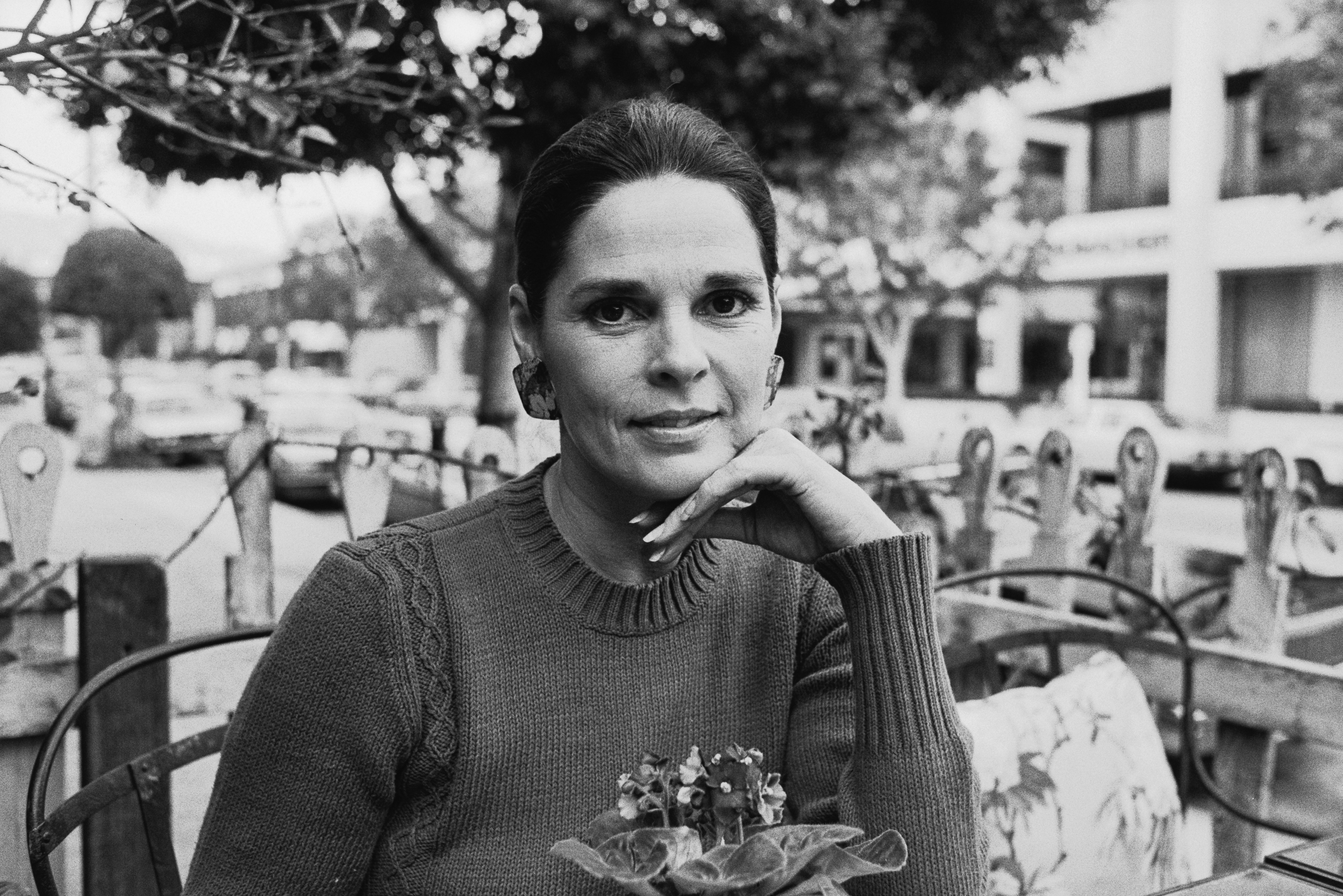 Actress Ali MacGraw, wearing a knitted jumper, as she supports her chin on her hand, 6th February 1985.| Source: Getty Images