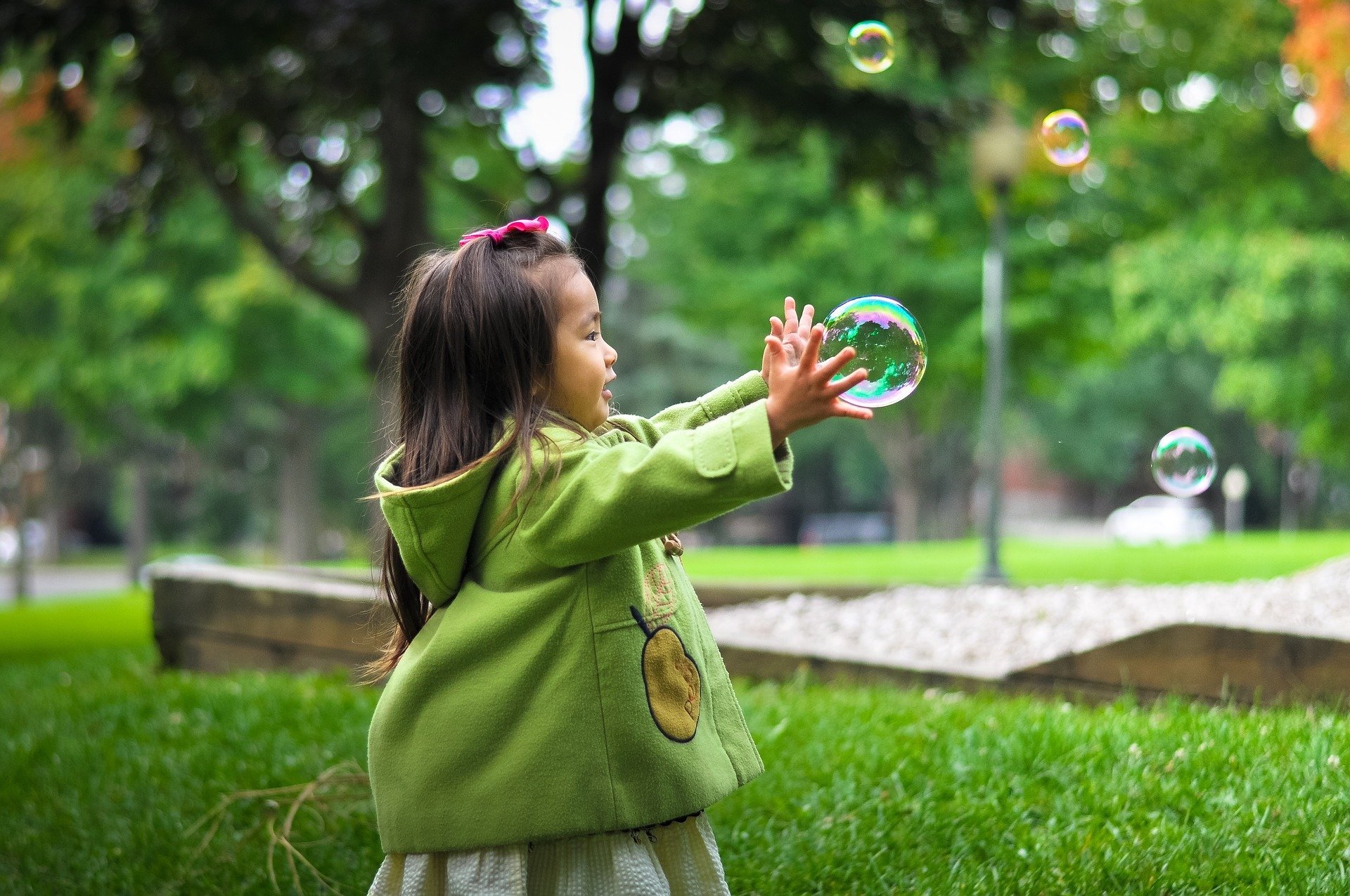 Niña pequeña juega con burbujas. | Foto: Pixabay